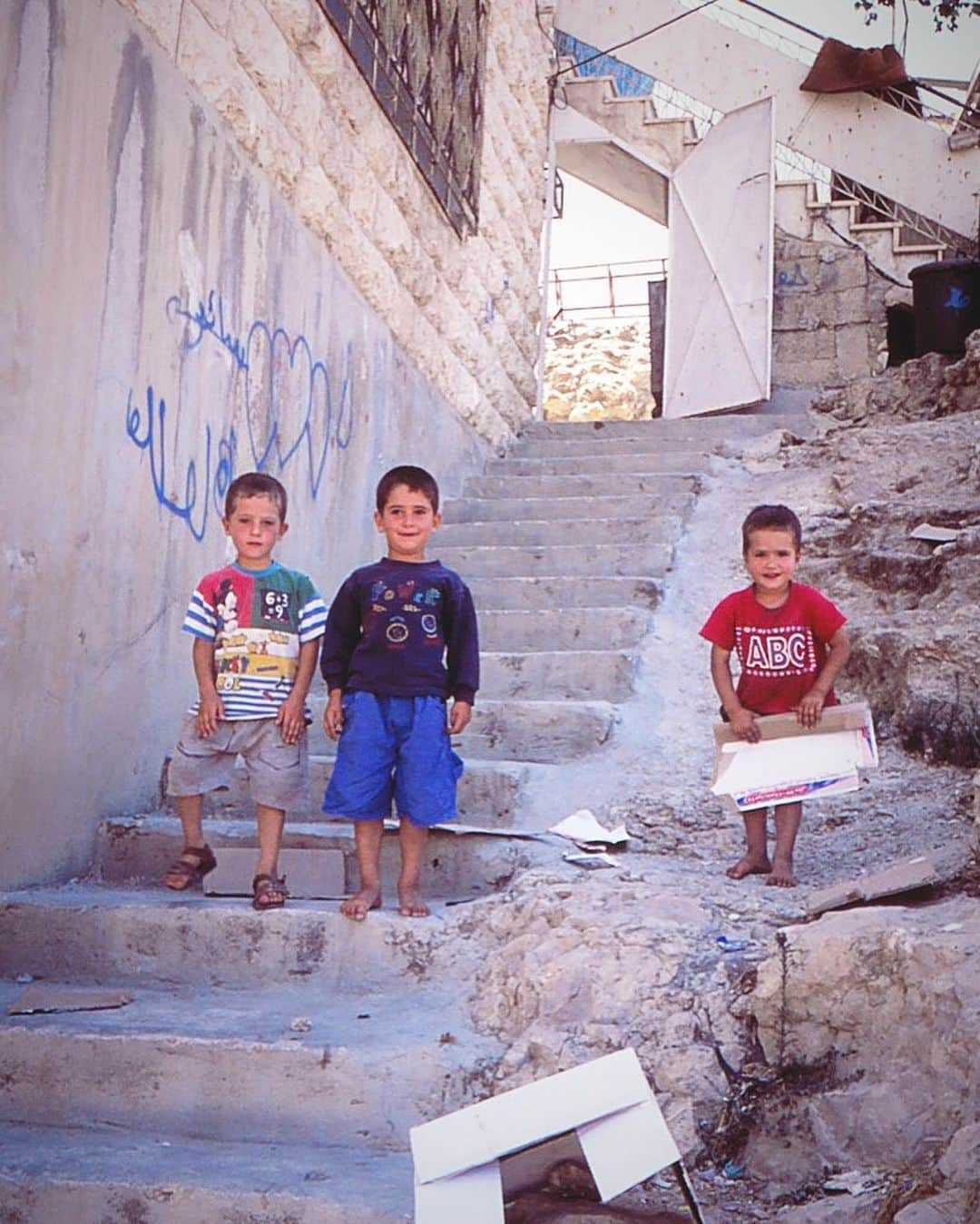 石川直樹さんのインスタグラム写真 - (石川直樹Instagram)「In the West Bank, #Palestine, 2002.  Hoping for a ceasefire in Gaza. 2002年、パレスチナのヨルダン川西岸地区を旅した。9.11の後で中東諸国は混沌としており、パレスチナは特にひどかった。分離壁の建設が開始され、イスラエルによる武力攻撃が激しさを増した年だった。イスラエル軍の戦車をあちこちで見かけ、破壊された建物やバリケードが点在していた。 廃墟だと思われた建物も、中に入ると、人が暮らしていた。言葉もロクに話せない異国から来た若者にも、パレスチナの人々は優しかった。子どもたちは屈託がなく、裸足で自分の後をついてきた。あれから21年が経った。当時の子どもたちは青年になっているはず。彼ら彼女らは、今頃どうしているだろう。 今年の戦闘による死者数は、あの2002年の比ではない。イスラエルはガザ市民への攻撃を今すぐやめて、停戦すべき。ハマスの残虐行為は到底許せるものではないが、報復はそれに対する返答にはなりえない。暴力の連鎖を断ち、即時停戦がなされることを心から願う。 . 当時のポジフィルムを見直していると、一気に記憶が甦ってくる。写真は記憶の引き出しだ。すべて2002年撮影。」11月3日 8時43分 - straightree8848