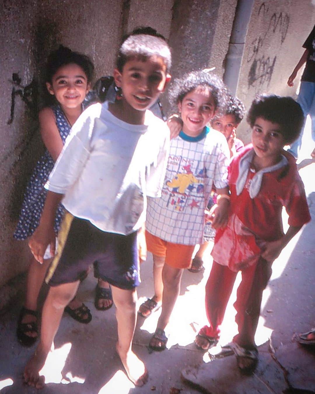 石川直樹さんのインスタグラム写真 - (石川直樹Instagram)「In the West Bank, #Palestine, 2002.  Hoping for a ceasefire in Gaza. 2002年、パレスチナのヨルダン川西岸地区を旅した。9.11の後で中東諸国は混沌としており、パレスチナは特にひどかった。分離壁の建設が開始され、イスラエルによる武力攻撃が激しさを増した年だった。イスラエル軍の戦車をあちこちで見かけ、破壊された建物やバリケードが点在していた。 廃墟だと思われた建物も、中に入ると、人が暮らしていた。言葉もロクに話せない異国から来た若者にも、パレスチナの人々は優しかった。子どもたちは屈託がなく、裸足で自分の後をついてきた。あれから21年が経った。当時の子どもたちは青年になっているはず。彼ら彼女らは、今頃どうしているだろう。 今年の戦闘による死者数は、あの2002年の比ではない。イスラエルはガザ市民への攻撃を今すぐやめて、停戦すべき。ハマスの残虐行為は到底許せるものではないが、報復はそれに対する返答にはなりえない。暴力の連鎖を断ち、即時停戦がなされることを心から願う。 . 当時のポジフィルムを見直していると、一気に記憶が甦ってくる。写真は記憶の引き出しだ。すべて2002年撮影。」11月3日 8時43分 - straightree8848