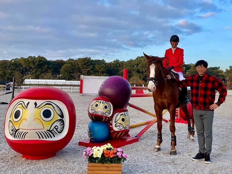 依田司さんのインスタグラム写真 - (依田司Instagram)「11月3日（金） 本日、7年の時を経てリニューアルオープンする「JRA馬事公苑」から。 東京世田谷にあって東京ドーム4個分という広大さを誇ります。 ここは、馬術競技の施設を含み、一般の方も入れる公苑でしたが東京五輪の馬術競技の会場になったことに伴い休園していました。 そして、７年間の時を経てリニューアルオープン。この三連休はイベント目白押し。人馬が一体となった演技の「ファンタジックホースショー」や乗馬シュミレーターも。 中継では、先月行われたアジア大会で、総合馬術日本代表として、団体・銀メダル、個人・銅メダルを獲得した吉澤和紘さんに「障害飛越」を披露していただきました。その華麗さと迫力に感動しました。 グッズやグルメの店舗も満載。入場無料。  #JRA馬事公苑 #CHUMS #チャムス #依田さん #依田司 #お天気検定 #テレビ朝日 #グッドモーニング #気象予報士 #お天気キャスター #森林インストラクター #グリーンセイバーアドバンス #プロジェクトワイルド #IPCC伝導者 #japan #japantrip #japantravel #unknownjapan #japanAdventure #japanlife #lifeinjapan #instagramjapan #instajapan #療癒 #ilovejapan #weather #weathercaster #weatherforecast」11月3日 8時43分 - tsukasa_yoda