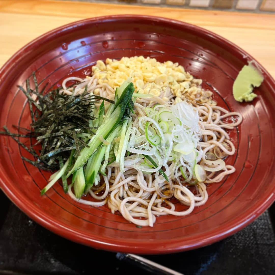 木村ひさしのインスタグラム：「最高のおっさんの遅い朝ごはん。 箱根そば本陣　冷やしたぬきそば #最高のおっさんの蕎麦  #2024チャレンジ第一弾」
