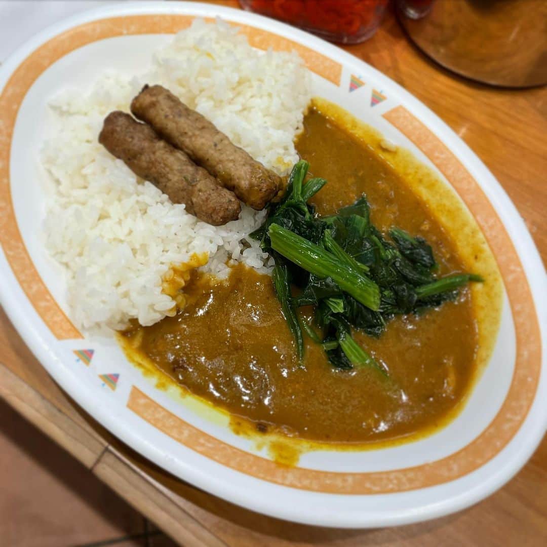 木村ひさしのインスタグラム：「最高のおっさんのちょっと遅い昼ごはん。 C&Cカレー　ほうれん草とポークスティックカレー(辛口) #最高のおっさんのカレー  #2024チャレンジ第一弾」