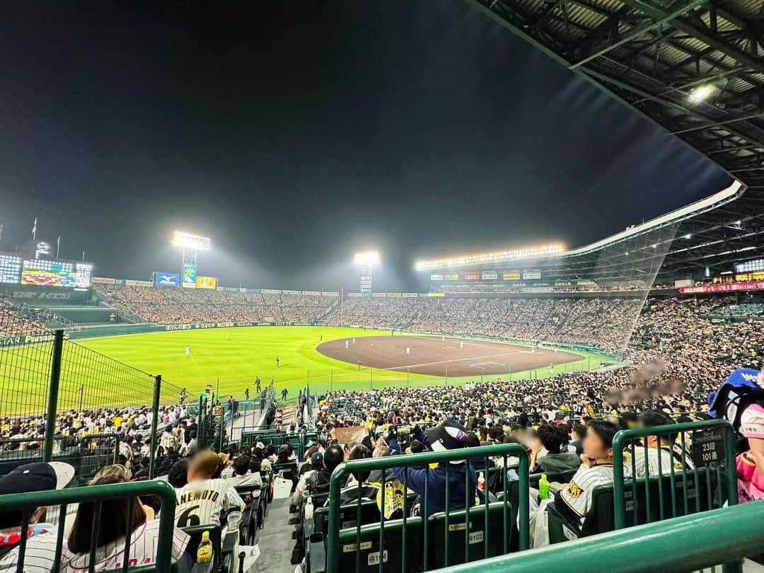 前田裕太さんのインスタグラム写真 - (前田裕太Instagram)「若林さんと日本シリーズ第5戦を甲子園まで観に行きました！  自然と声が出てしまうほどの最高の日でした、両チーム素晴らしい勇姿をありがとうございました！その後お好み焼きに連れて行ってもらったり、グリコ見に行ったりめちゃくちゃ最高に楽しい日でした。 相談にも長い時間乗っていただいて灯火になるような言葉を沢山いただいたので、これから頑張れそうです、、、！若林さん本当にありがとうございました！！！」11月3日 8時46分 - maeda_timon_d