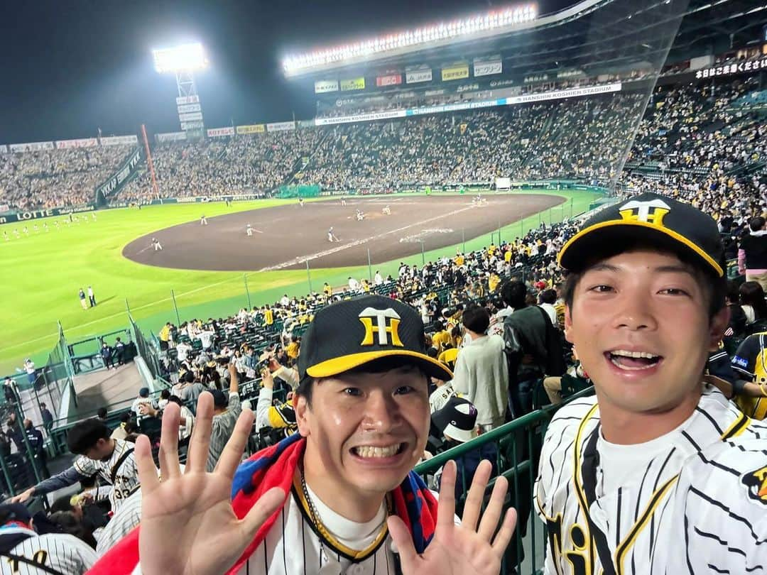 前田裕太のインスタグラム：「若林さんと日本シリーズ第5戦を甲子園まで観に行きました！  自然と声が出てしまうほどの最高の日でした、両チーム素晴らしい勇姿をありがとうございました！その後お好み焼きに連れて行ってもらったり、グリコ見に行ったりめちゃくちゃ最高に楽しい日でした。 相談にも長い時間乗っていただいて灯火になるような言葉を沢山いただいたので、これから頑張れそうです、、、！若林さん本当にありがとうございました！！！」