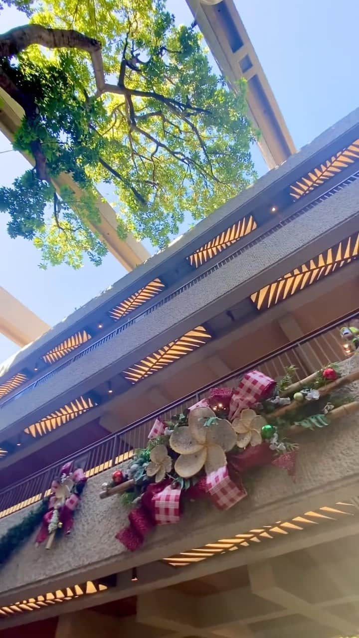 Aloha Street アロハストリートのインスタグラム：「今週のハワイ🌺🌴  📍ロイヤルハワイアンセンター 📍ヒルトンハワイアンビレッジ 📍カネオヘベイ  今週のハワイの様子をリールにまとめました✨ ハロウィンが終わり、ホリデーシーズンを感じるデコレーションがすでに登場しています🎄 みなさま今週もお疲れ様です😌 また来週のハワイもお楽しみに🐬  (アカネ)  #アロハストリート #alohastreet #イマソラ #ハワイのイマソラ #ハワイ旅行 #ワイキキ#ハワイ好き #ハワイ好きな人と繋がりたい #ハワイ情報 #旅行好きな人と繋がりたい #旅行好き #hawaii #hawaiilife #honolulu #honoluluhawaii #waikiki #hawaiistagram」