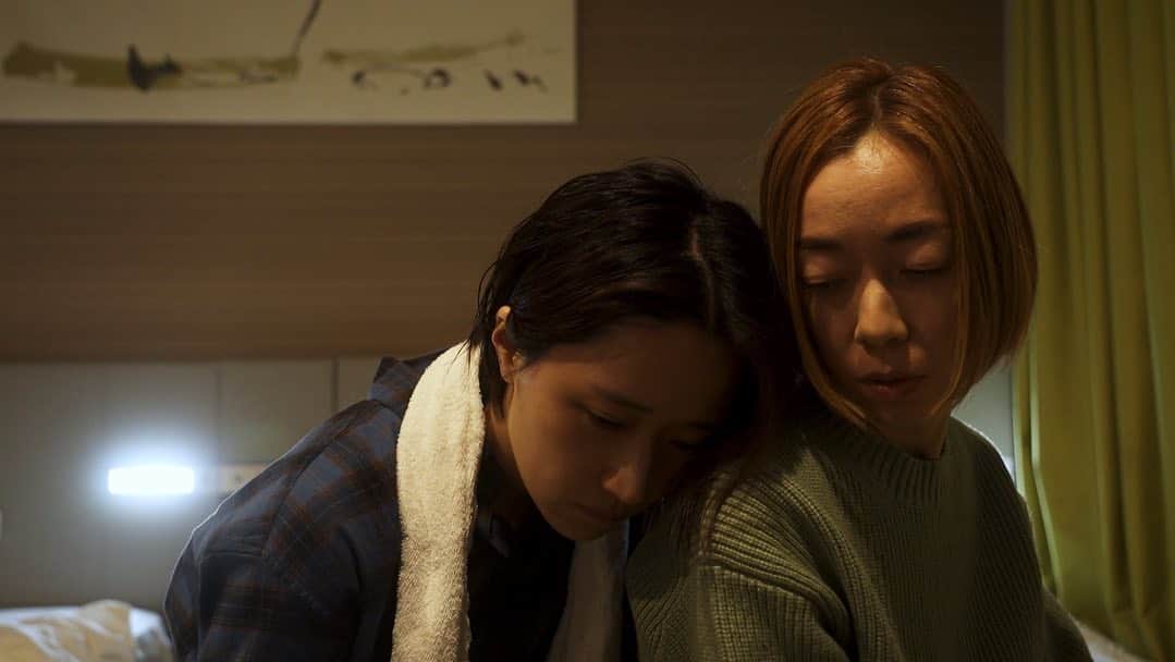 旭桃果さんのインスタグラム写真 - (旭桃果Instagram)「2つ素敵なお知らせ！①本日11/3審査発表&授賞式 📍軽井沢芸術倶楽部 10:00-  【第15回日本映像グランプリ2023】 最終ノミネートに選出  http://www.art-center.jp/compe/eizou15/index_eizou15.htm  ②【第21回自主制作映画コンテスト】 実行委員会特別賞受賞🏆  https://www.umic.jp/eigact/story015.html  全応募131作品から映画祭実行委員のメンバーが選定した、実行委員会特別賞が決まりました🎉  『ブライトロード303号室奥田美紀様宛て』98分 監督:白田悠太  11/19（日）15:50から犀の角で上映します  投票や審査員の方々に選んで頂いて白田監督の作品が、そして信頼する女優さん達が羽ばたく姿が素敵です💓  ヨガ教室の生徒、ママ友として 私も出演させて頂きました。  『ブライトロード303号室 奥田美紀様宛て』 監督 :  白田悠太 出演：渡部智子、土田有希、秋村和希、藤原絵里  コロナ禍の東京を舞台にしたレズビアン女性2人のメロドラマです。  ♦︎作品紹介♦︎ 『ブライトロード303号室 奥田美紀様宛て』（98分） 監督 :  白田悠太 バイトを転々としながら、出会い系で知り合った女性と一晩だけの関係を繰り返し自らの人生や家族との関係に悩む春子と、ヨガの教室を一人で経営しながら生徒や息子との関係に悩みを抱える美紀。コロナ禍の東京に生きる孤独なレズビアン女性2人の日常が次第に交錯し、人生の分岐点を迎える。  #ブライトロード303号室奥田宛て #日本映像グランプリ2023 #映画 #自主映画 #映画制作 #撮影 #役者」11月3日 8時49分 - momokasahi