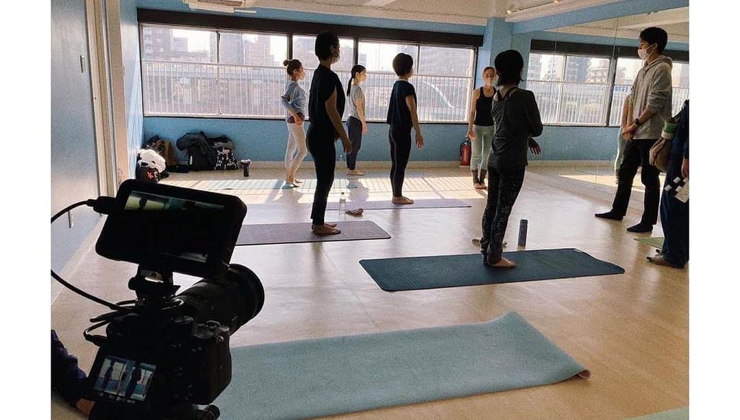 旭桃果さんのインスタグラム写真 - (旭桃果Instagram)「2つ素敵なお知らせ！①本日11/3審査発表&授賞式 📍軽井沢芸術倶楽部 10:00-  【第15回日本映像グランプリ2023】 最終ノミネートに選出  http://www.art-center.jp/compe/eizou15/index_eizou15.htm  ②【第21回自主制作映画コンテスト】 実行委員会特別賞受賞🏆  https://www.umic.jp/eigact/story015.html  全応募131作品から映画祭実行委員のメンバーが選定した、実行委員会特別賞が決まりました🎉  『ブライトロード303号室奥田美紀様宛て』98分 監督:白田悠太  11/19（日）15:50から犀の角で上映します  投票や審査員の方々に選んで頂いて白田監督の作品が、そして信頼する女優さん達が羽ばたく姿が素敵です💓  ヨガ教室の生徒、ママ友として 私も出演させて頂きました。  『ブライトロード303号室 奥田美紀様宛て』 監督 :  白田悠太 出演：渡部智子、土田有希、秋村和希、藤原絵里  コロナ禍の東京を舞台にしたレズビアン女性2人のメロドラマです。  ♦︎作品紹介♦︎ 『ブライトロード303号室 奥田美紀様宛て』（98分） 監督 :  白田悠太 バイトを転々としながら、出会い系で知り合った女性と一晩だけの関係を繰り返し自らの人生や家族との関係に悩む春子と、ヨガの教室を一人で経営しながら生徒や息子との関係に悩みを抱える美紀。コロナ禍の東京に生きる孤独なレズビアン女性2人の日常が次第に交錯し、人生の分岐点を迎える。  #ブライトロード303号室奥田宛て #日本映像グランプリ2023 #映画 #自主映画 #映画制作 #撮影 #役者」11月3日 8時49分 - momokasahi