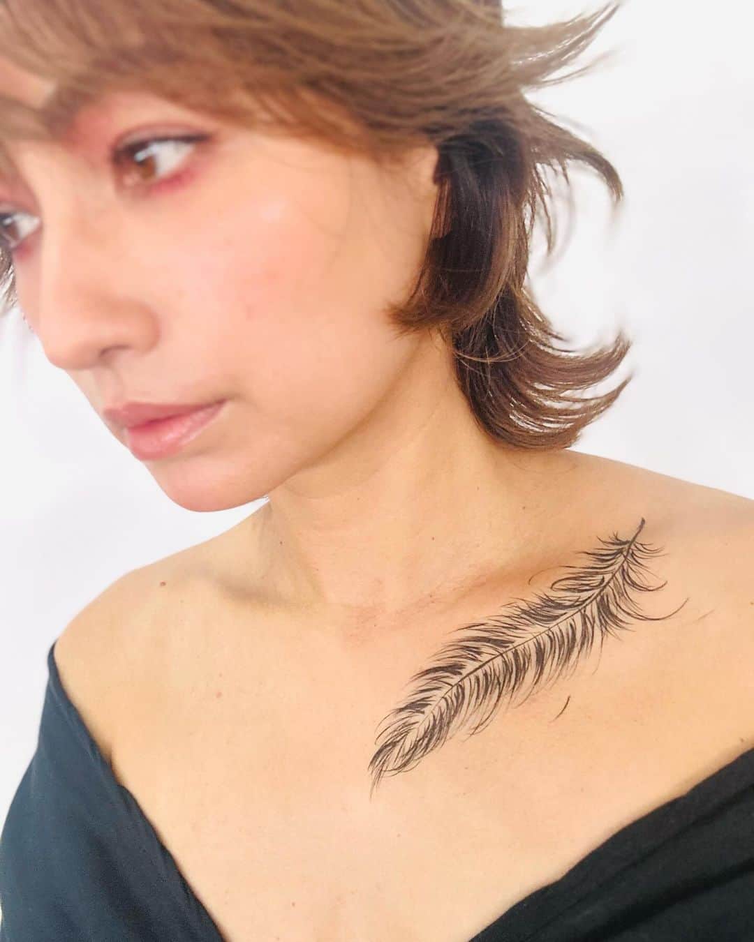 佐田真由美のインスタグラム：「大人のピンクメイク💄🩷 ついついいつものベーシックに頼りがちだけどたまには冒険したい。そんな時はボルドーのアイシャドウを薄く入れるとほんわか大人のピンクになります。ボルドーのアイシャドウは重ね具合でナチュラルからキリッと濃い感じまで使い分ける事が出来るから便利です。目尻に入れると立体感、お洒落感が出ます。 一見難しい色味だと感じますが肌にのせると暖かく上品になります！好きー💓 ボディペイントを何らなくパパパと描いた @hiroko.ishikawa.eek  👏👏👏🪶🪽✨」
