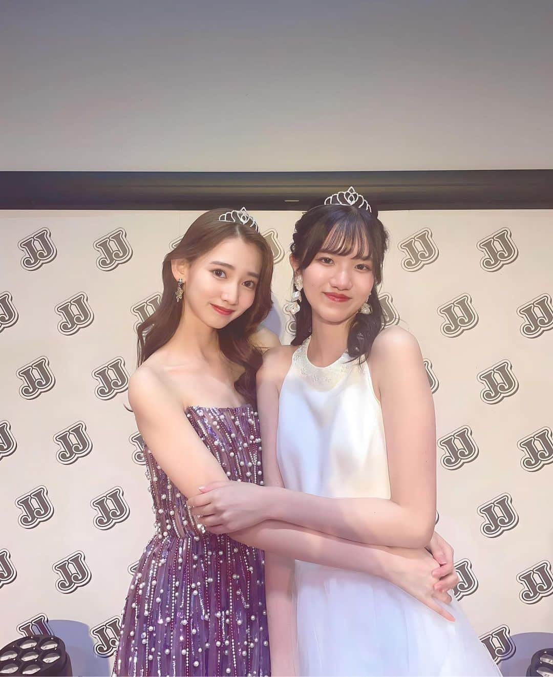 黒木麗奈さんのインスタグラム写真 - (黒木麗奈Instagram)「光莉ちゃんの携帯で撮ってくれました🥹✨ ありがとう💕  同い年かなぁと思ってたら２つも下でした😳 大人っぽいなぁ~😭 話しやすくて、元気で 沢山“写真撮りましょぉ~”の言葉がすごく嬉しかったです🥹  これからも一緒に頑張りましょう💕  @jj_audition_official  @jj_official_jj  #jjモデルオーディション2023 #グランプリ受賞 #世界の黒木 #jjモデル #記者会見 #グランプリ #jj #国民的彼女 #レナンツェル」11月3日 9時03分 - rena__1126