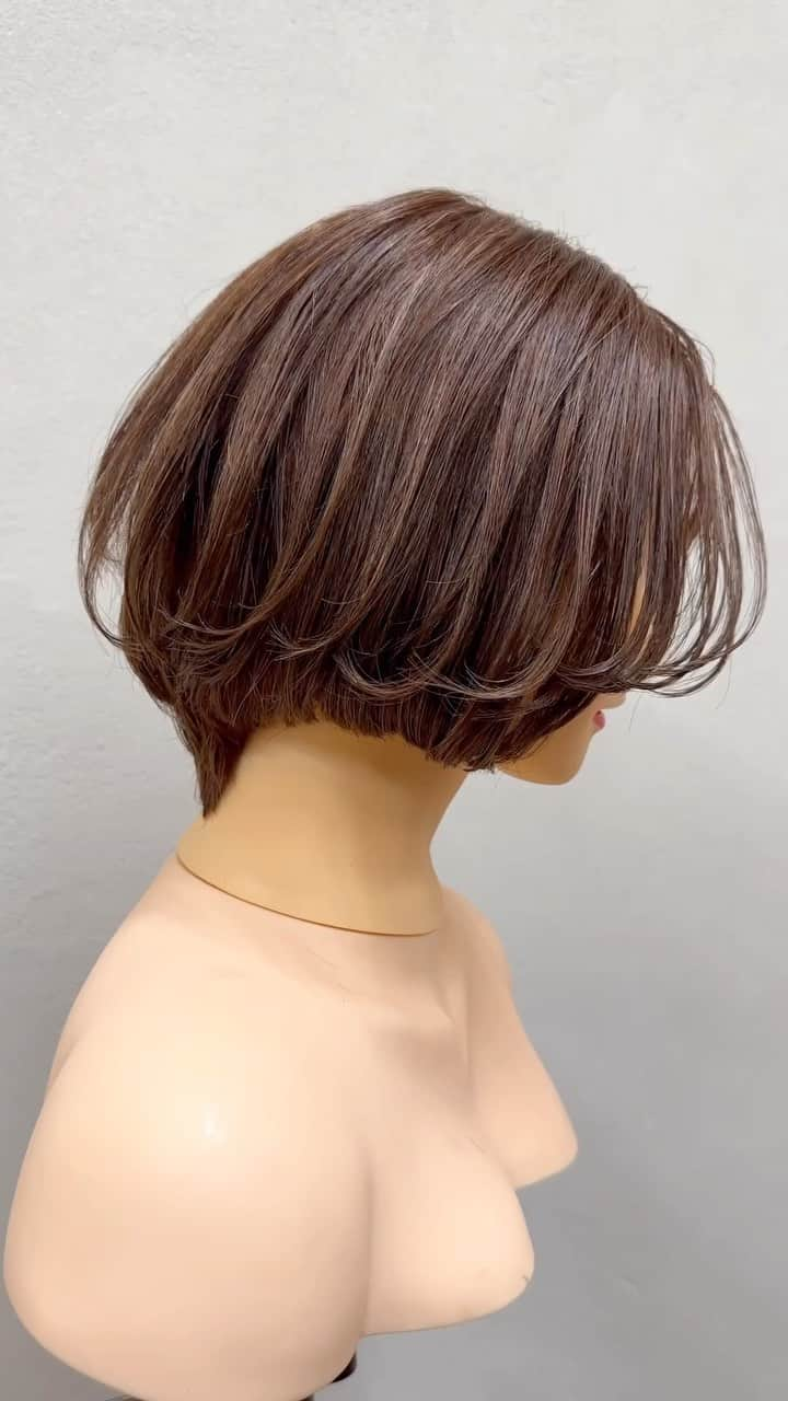 鶴谷和俊のインスタグラム：「重めボブヘアから動きのあるボブヘア  From heavy bob hair to bob hair with movement  ពីសពចចេតបរបយនរបគនជល   Từ tóc bob nặng đến tóc bob sáng động  भारी बॉब बाल से गति वाले बॉब बाल   Desde un bob pesado hasta un bob con movimiento  무거운 밥 헤어에서 동적인 밥 헤어로   从沉重的鲍勃发型到有动感的鲍勃发型   Des cheveux bob lourds à des cheveux bob en mouvement  ▪️使用ハサミ/scissors @joewell_global  @joewell_japan ニューコバルト NC-5  HIKARI B-DRY COSMOS 163  #ミディアムヘア #ボブ #ショートヘア #波波头 #보브헤어　 #Cortebob #bob #カット #ヘアカット #ヘアスタイル #髪型 #ทรงผม #ตัดผม #頭髮款式 #剪頭髮 #hair  #hairstyle #hairstyles #hairstylest #hairstyle #머리스타일 #머리스타일 #긴머리레이어드컷  #긴머리레이어드펌  #레이어드컷  #레이어드펌  #여자머리  #여신머리  #하움 #허그컷  #허그펌」