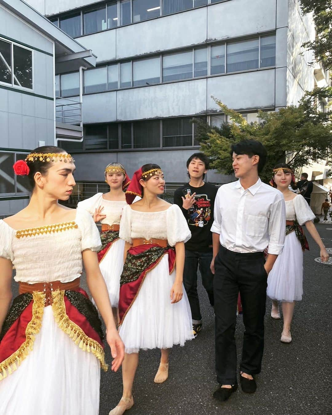 ソーズビー航洋さんのインスタグラム写真 - (ソーズビー航洋Instagram)「Park Ballet《エスメラルダ》も芸術祭で踊らせてもらいました！3日間体育館ステージにて。Parkじゃないけど😂 NHKとコラボの舞台セットだったようで、真っ赤な演目となりましたが💃🏼このセットはご縁がありそうです。🤫  何より、3日間同じキャストで公演することが珍しいために、とても勉強になりました。しかも我々は全員 #芸祭ミュージカル にも出演していたため、合間の準備が2時間もなかったり… よくぞ誰も怪我せずなんちゃってヒップホップとなんちゃってバレエを両立したなと思います。一緒に踊ってくれて感謝です。  3日間、 良いと思った踊りはお客さんにはそうでもなく、 ヤバいと思った踊りは案外悪くなく。  どんなお客さんの意見かも大事だし。 勝手に一喜一憂できない、底なしの魅力と悪夢に沼る踊り。  はっきり言って、結構頑張りました！ んで、超楽しみました！❤️  そして今回このステージを運営していた執行委員の企画部さんたちは本当にお優しく良い距離感で接してくださる方々でした。同じ芸祭でも、いろんな人の働き方があるので、社会勉強になります。 貴重な機会をありがとうございました！  我々も成長できたかな。  __________________________________  【イベント】武蔵野美術大学芸術祭2023  「Dia de MAUertos」（10/27〜29） 【会場】体育館ステージ  【キャスト】 ソーズビー・キャメロン、粟屋光紘 中村麟瑚、須河内杏、鈴木朱音  【衣装】小林蓮音 @r0n_5_  【撮影】鈴木凱斗 @i_am_gai  　　　　平田虎太郎 【ビジュアルデザイン】須河内杏　@an717___  __________________________________  さて次は！ 11/4 「HAPPY MAMA PARK 2023」名古屋市は久屋大通公園にて11:30〜12:00、ステージでPark Balletが同じ演目、キャストでお邪魔します！ @happymamafesta_staff   #parkballet #パークバレエ」11月3日 8時57分 - cameron.soesbe