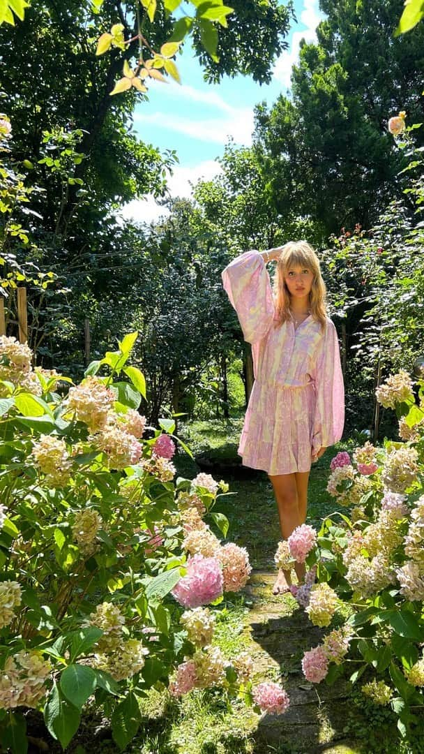 ステートオブジョージアのインスタグラム：「This dress is one of our favourites!!!! The sleeves darlings the sleeves! Barefoot in the garden or  heels or boots it’s yours to decide! be playful and cheeky」