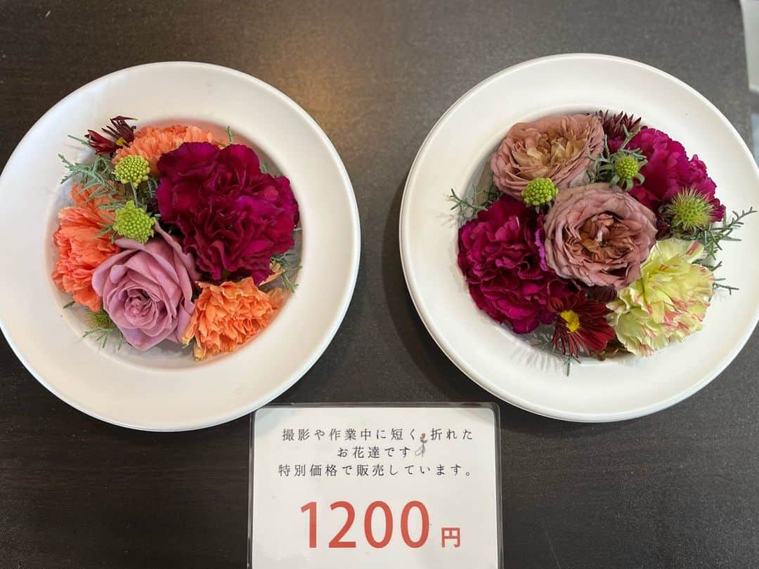 のインスタグラム：「今日の撮影で使った勿体無いお花シリーズはこちらです♪ . 長ーい方は3000円というかなりお🉐♡ . 今日も市場から新鮮なお花が届きます💐☺️ . ご来店お待ちしております♪」