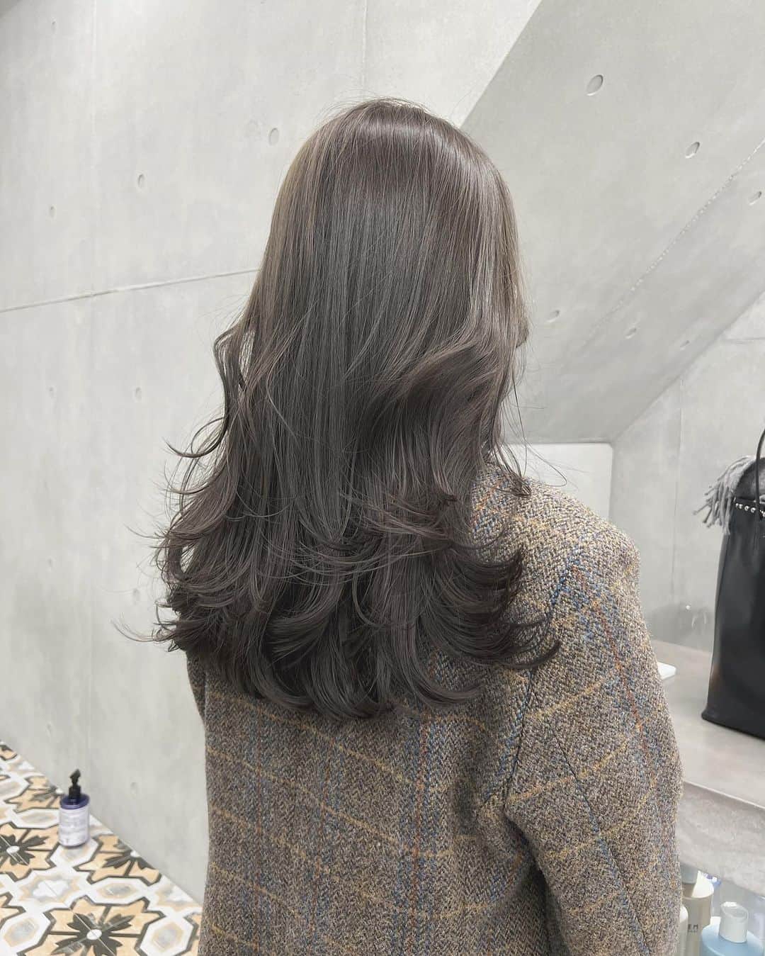 兼井遼のインスタグラム：「オリーブグレージュ＊ 柔らかくほつれるヘア😌  ツヤのある 暗くても透明のある カラーならお任せください☺️  11月のご予約も まだまだお取りできます🙇🏻  ご質問などは コメントにてお問い合わせください！😌  #ケアカラー  #ヘアアレンジ  #ケアダブルカラー  #巻き方  #髪質改善カラー  #イルミナカラー  #ミルクティーベージュ #グレージュ  #ケアブリーチ  #ハイライトカラー  #ハイトーンカラー  #ブリーチ  #ダブルカラー   #インナーカラー  #オリーブアッシュ  #グラデーションカラー  #グレージュカラー  #ツヤトーン  #パーマ  #艶髪  #外国人風  #髪質改善トリートメント  #くびれヘア  #シースルーバング  #髪質改善  #ラベンダーグレージュ  #オリーブグレージュ  #トリートメント  #ヘアアクセサリー　#インナーハイライト」
