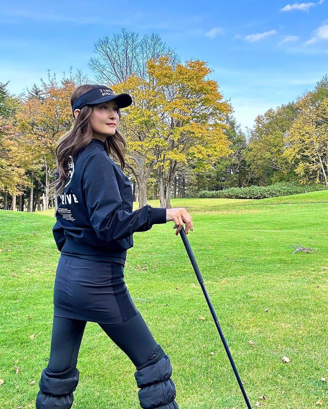 Sayaka.Mさんのインスタグラム写真 - (Sayaka.MInstagram)「. 来週⛳️又一回ゴルフ予定をいれたので 今回もちゃんと練習してから行こうと決めた❗️  紅葉🍁がとても綺麗だった日 ボールはすごい行方不明になったけどね🫣  最近ブラックコーデばっかりな気が 寒いと私服も結構黒ばかりに🍂  ゴルフ予約空いてるかと思いきや こんな時期も混んでいるんですね🥶 がんばるぞ✊  #札幌ゴルフ #北海道ゴルフ #ゴルフ女子  #ゴルフウェア #ゴルフコーデ」11月3日 8時58分 - insta.sayaka