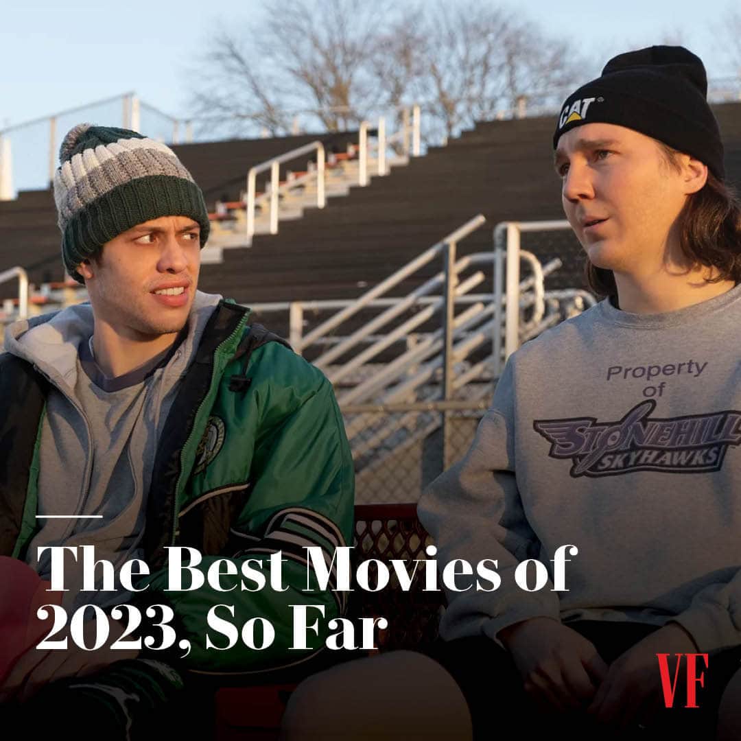 Vanity Fairのインスタグラム：「Between theaters and streamers, there’s a lot for movie lovers to sift through. To spare you that effort, VF chief critic @rilaws has compiled a list of this year's best features. From a nervy eco-thriller to a poignant study of the mechanics of love, tap the link in bio to find your next great watch.」