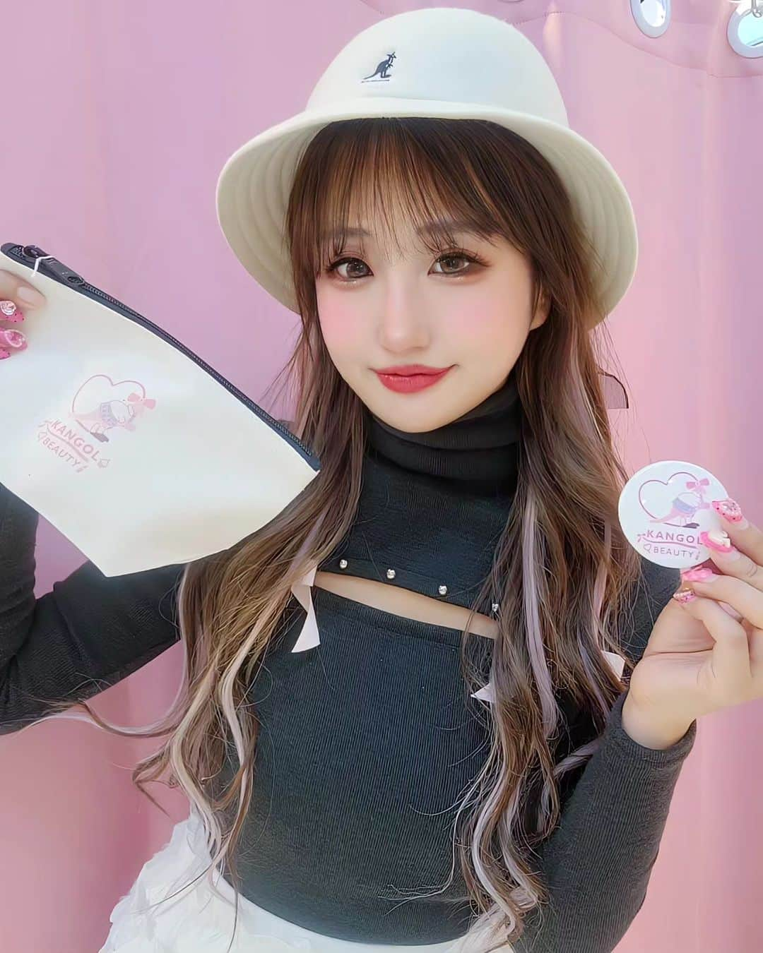 黛実希のインスタグラム：「KANGOL✖Miki🦘🎀💗💞  @kangol_beauty_  @kangol_salon   なんと！！ この度、KANGOL SALONさんとのコラボ商品販売することになりました💗 予約はすでに始まっていて11月26日までの受付となってます💕 その期間を逃すと買うことが出来なくなってしまうので是非ご予約お待ちしております🎁❤️  KANGOLのカンガルーさんに大好きなリボンとCHOAの制服着せて、私のニックネームのCandy🍭を持たせたの🤭💘💓💝 ギャルギャルで可愛すぎるカンガルーさんになった🦘💄笑 ポーチ、シール、ミラーの3種類だよ🪞  予約したよ💌ストーリー楽しみにしてます❤️❤️❤️ 予約フォームはハイライトに残しておくね💕  #コラボ#コラボ商品#限定#限定商品#kangol#kangolsalon#ポーチ#ミラー#ステッカー#コスメポーチ#韓国制服#ピンク#ピンクポーチ#ピンク好きな人と繋がりたい#kawaii#kawaiifashion#kawaiistyle#japanese#japanesegirl」