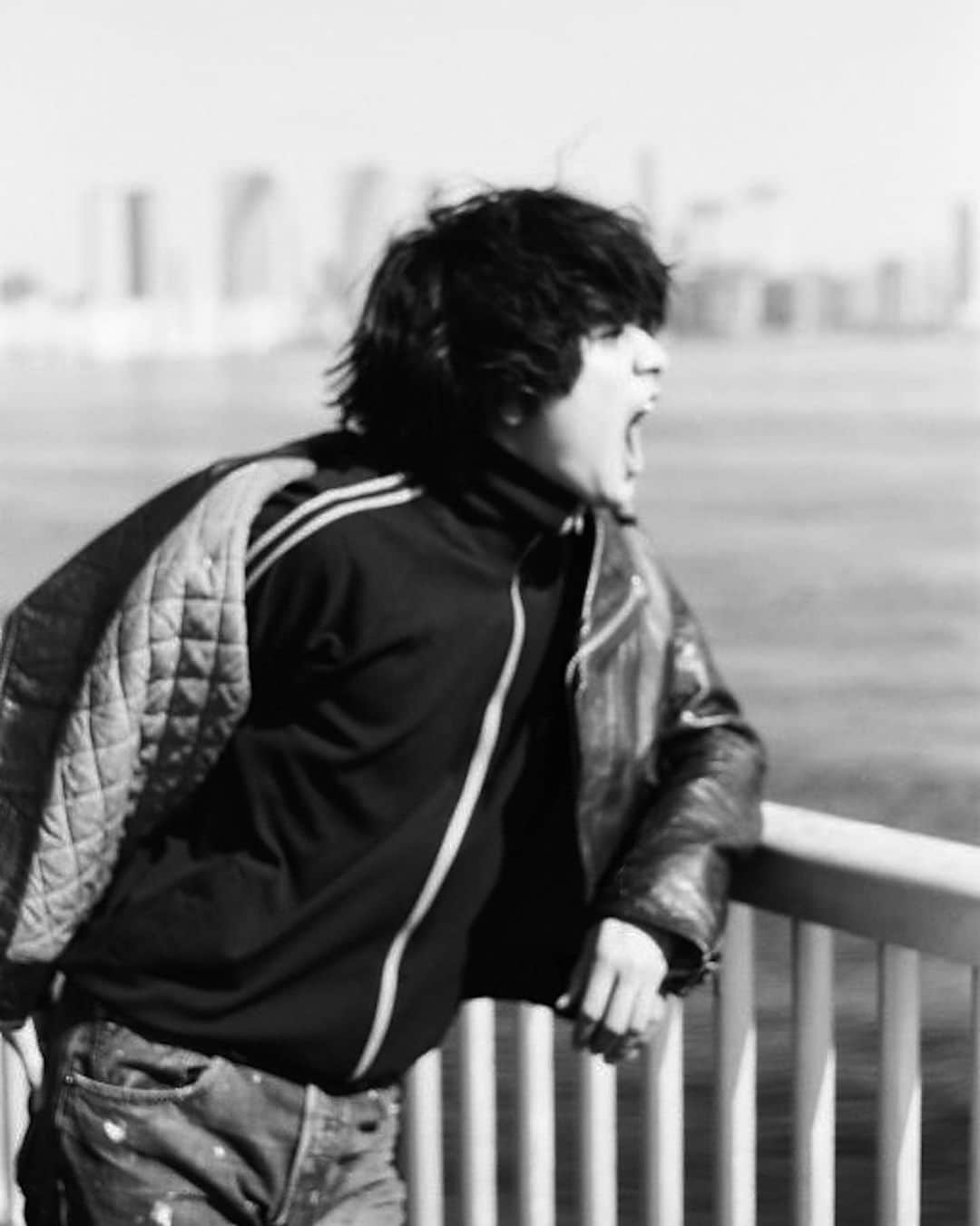 北村匠海のインスタグラム：「26歳になりました。 かっけーアラサーになろう。 かっけーおじさんになる準備しよ。 感謝でいっぱいの一年にしよう。 今年は休みまくった一年だったので来年から始動です。こっからこっから。 ありがとう25歳。 よろしく26歳。」