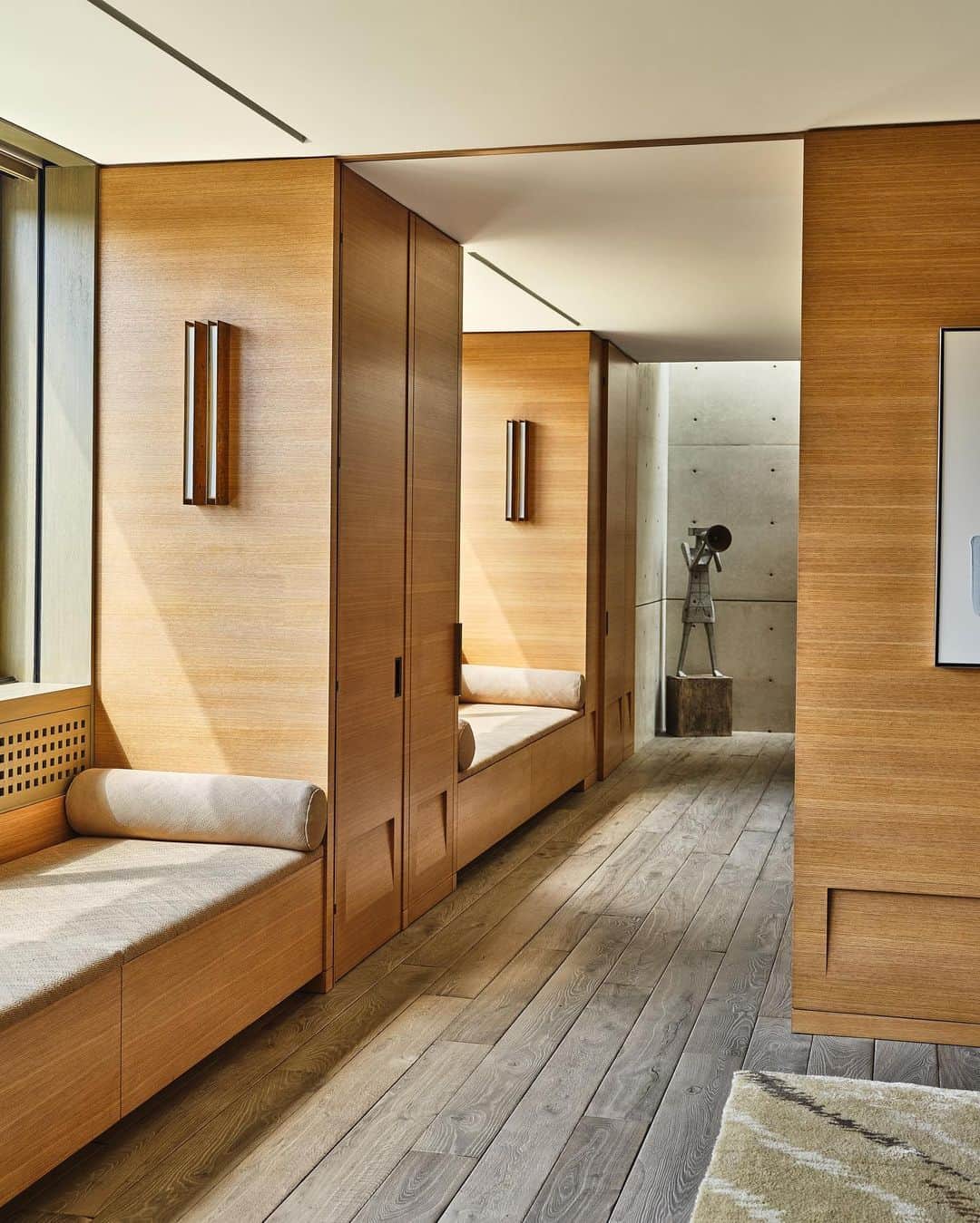 ケリーウェアスラーのインスタグラム：「WINDOW SEAT A warm and intimate primary suite in our recent California residential project. A sculpture by Pedro Reyes brings a unique charm to the space. XK」