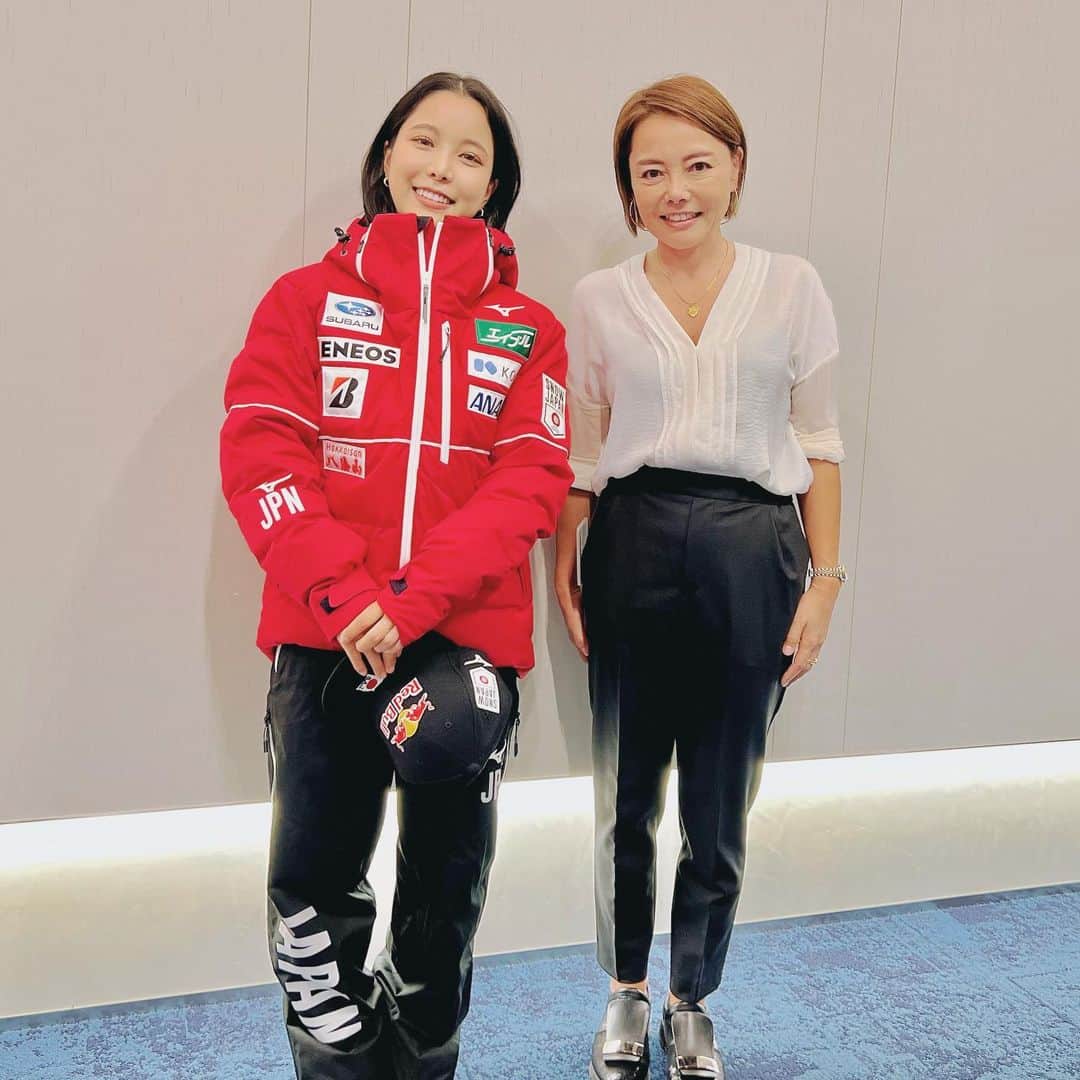 のインスタグラム：「2023-24 #SNOWJAPAN 記者会見🗻  新しいナショナルチームウェアのお披露目と 来るスノーシーズンに向けての意気込みを🎙️  この冬も日本代表選手たちの応援を どうぞよろしくお願いいたします📣  @saj.snowjapan  #がんばれニッポン   🇸🇮初沙羅ちゃんにお目にかかりました。 スロベニアを拠点に活動していることから とても親近感を持ち、なんなら勝手に妹くらいに思い とてもとっても応援していました。 今シーズンも強く逞しくがんばってもらいたいです！ @sara.takanashi」