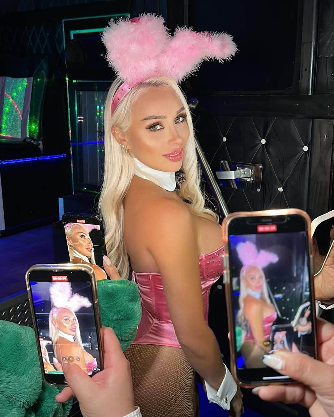 ダニエラ・チャベスのインスタグラム：「Tú Conejita Playboy🩷✨Cuál es tu foto Fav? 🐰. @myslimusinas 🛻🎉.」