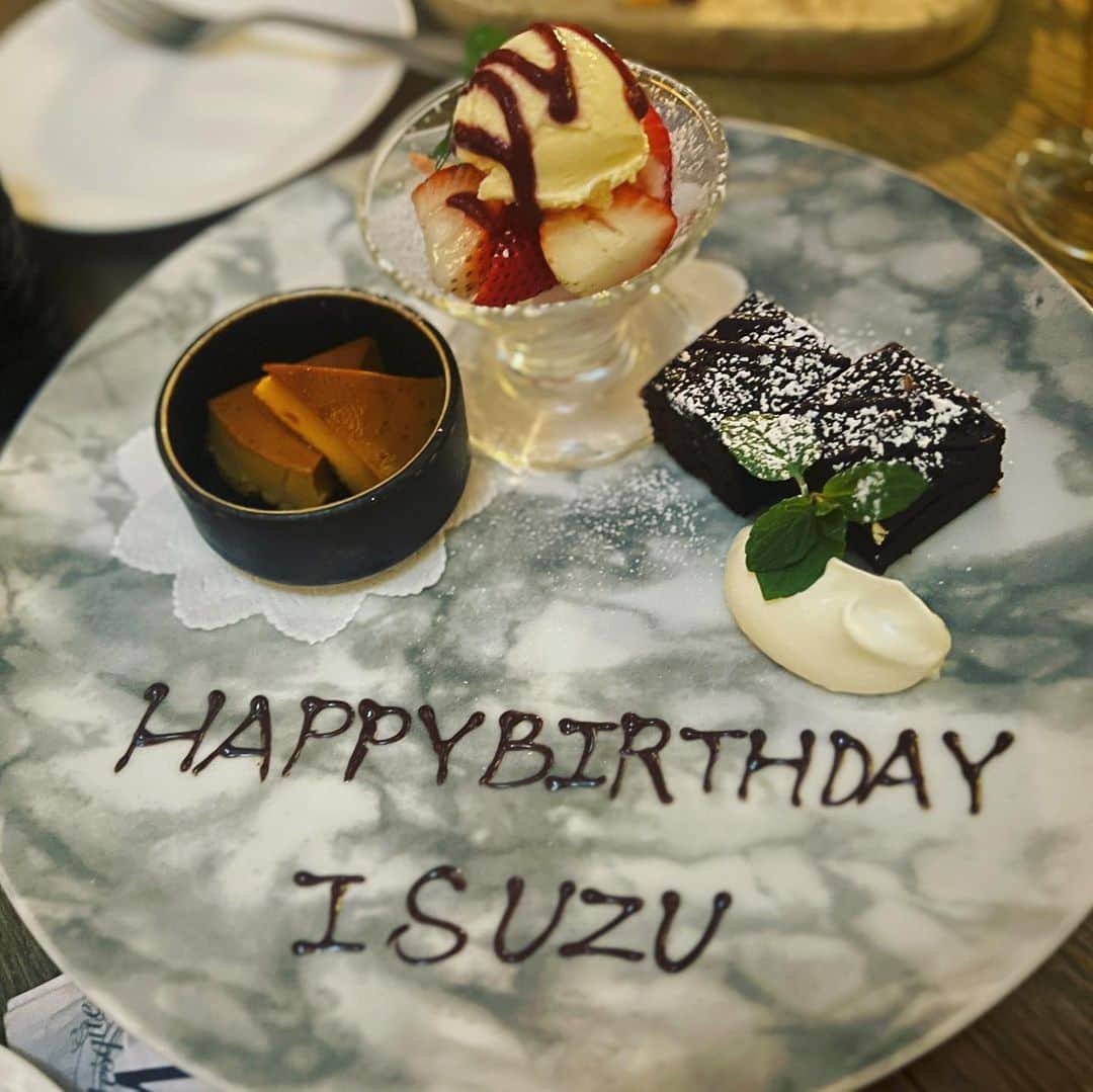 ニーコさんのインスタグラム写真 - (ニーコInstagram)「お祝いありがとー🥂💜💜 また酔っ払いすぎた…🫠にゃん #東京タワーが好き#上京した時のキモチ #40歳#バースデー#親友」11月3日 9時10分 - neeko_isuzu