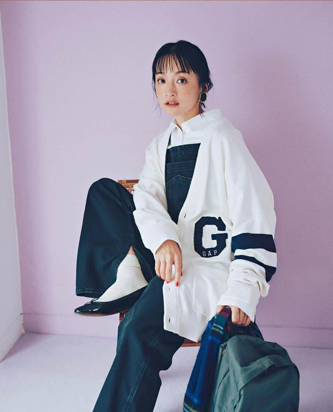 菊池かずみのインスタグラム：「✔︎LEE 11月号 高山都さんヘアメイク💚和やかで陽のオーラたっぷりな都さんに惚れ惚れした撮影💚  #LEE #高山都 #ヘアメイク #KIKKUmakeup #KIKKUhair  #Repost @mtd516 with @use.repost ・・・ @magazinelee  11月号発売中〜💙  お値段以上の『4ケタカーデ』 お手頃カーディガン紹介しています。  #カーディガン #カーデ #お手頃カーディガン #news #10ブランド紹介してます #秋冬は2点 #カーディガンをオーダー #早く着たいな #ツィード風カーデ #ベーシックカーデ #今月はカーディガン大特集 #gu #guのカーディガン #4ケタに見えないクオリティ #stylist #mywork」