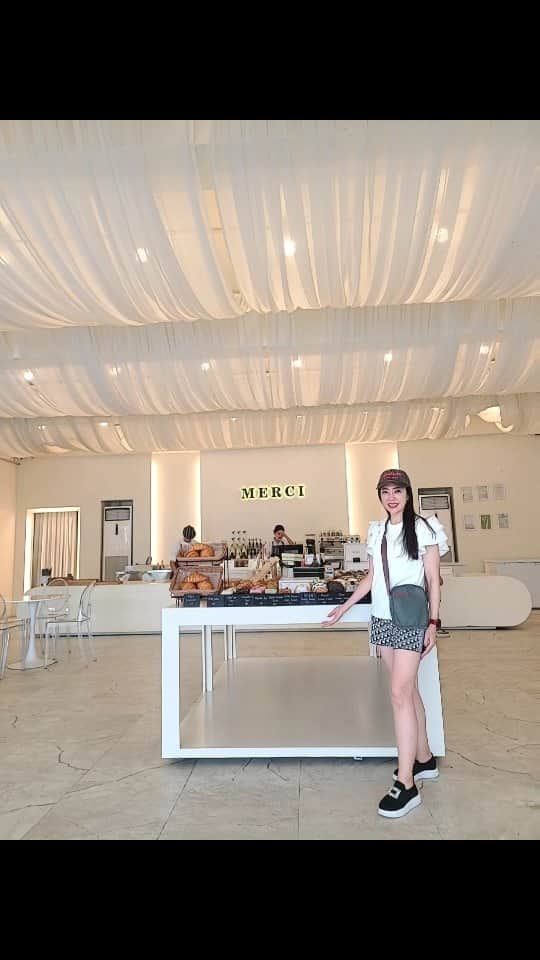 今堀恵理のインスタグラム：「Cebu島でお気に入りのベーカリーCAFE❤ ここはセブじゃないみたい❗別世界😆 お値段も高級  私の行ってた語学学校 セラプレミアム校 @cella_cebu から徒歩5分の場所  セブでは一番美味しいベーカリーでもあります😆  インスタグラマーの方々は是非行くべきお店です  #セブ語学留学 #Cebu  #merci #ベーカリーカフェ #セブ島カフェ」