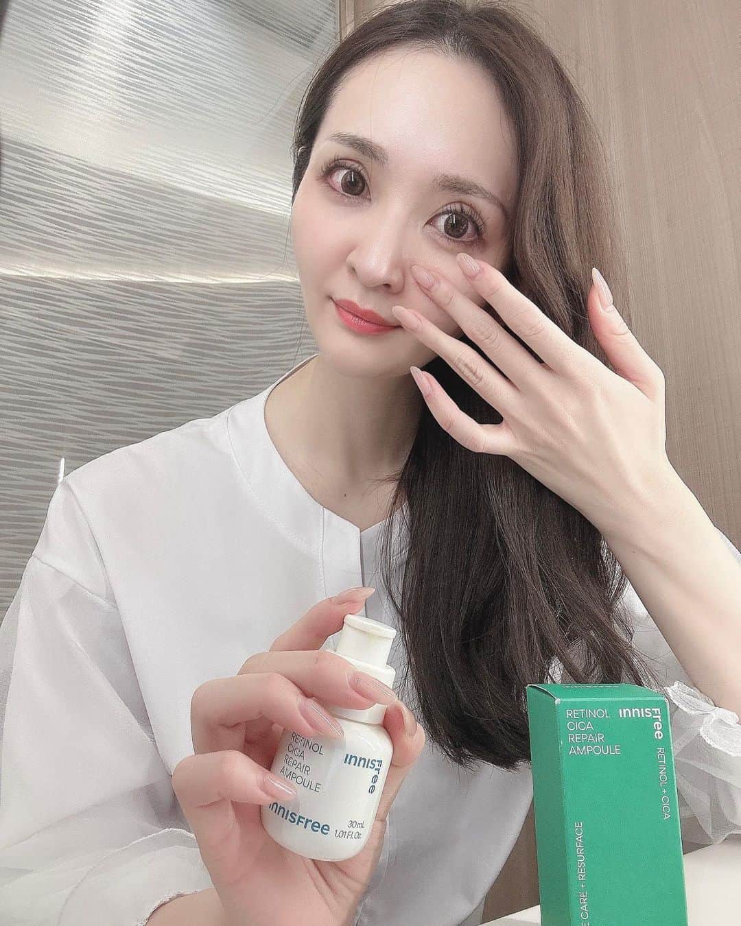 藤後 沙織 とうごさおりのインスタグラム：「イニスフリー @innisfreejapan レチノール シカ リペア セラムが好きすぎて🥹 パッケージデザインが一新されて、さらにスタイリッシュに✨  肌トラブル*1のアルゴリズムを断ち切ってくれる処方とのことで、保湿成分やシカがうるおいを効果的に肌へと届けてくれて、さらにレチノール(整肌成分）とのW効果でなめらかなお肌を目指せます😊  みずみずしいテクスチャーで少量でのびがよく、 摩擦なく塗り広げられるのも嬉しいし、 季節関係なく使えるさっぱりとした使い心地👏  純粋レチノール(整肌成分)で過剰な皮脂分泌を抑制/角質/毛穴/肌のキメにアプローチし、 髪の毛直径の1/1000より小さいリポソームシカ*2で保湿成分やCICAがうるおいを効果的に肌へと届けてくれるから手放せない👏😌  *1 乾燥による肌荒れ　*2ヒアルロン酸、セラミドNP、アシアチコシド、マデカシン酸、アシアチン酸 (全て保湿成分)   #PR #innisfreejapan #イニスフリー #レチノールシカリペアセラム #レチノール #韓国コスメ #ベスコス #ベストコスメ」