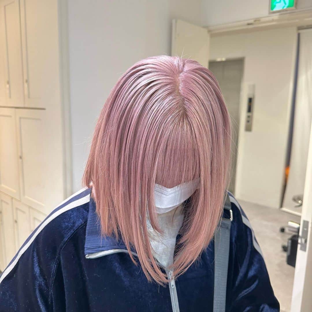 Beleza_official_instagramのインスタグラム：「pink♡ breach2〜3 ・ 色落ちまで綺麗なカラー やわらかいカラー 一人ひとりに似合うカラー お任せください✊🌼🌟 ブリーチは誰に任せるかでダメージが 変わってきます！ ご予約はDMorホットペッパーから お願いします😉💕 Rei指名していただければ 絶対に可愛くします✊ belezaに来たことある方でもRei指名可能です😇 "また会いたい"と思わせます❗️ ・ わからないことがあればDMまでお願いします🤲  黒染め、縮毛履歴はハイブリーチメニューで ご予約ください🤲 記載のお時間より、ブリーチの抜け具合で お時間かかる場合がございます。 当日は長めに見ていただければ助かります。 お任せください♡♡」