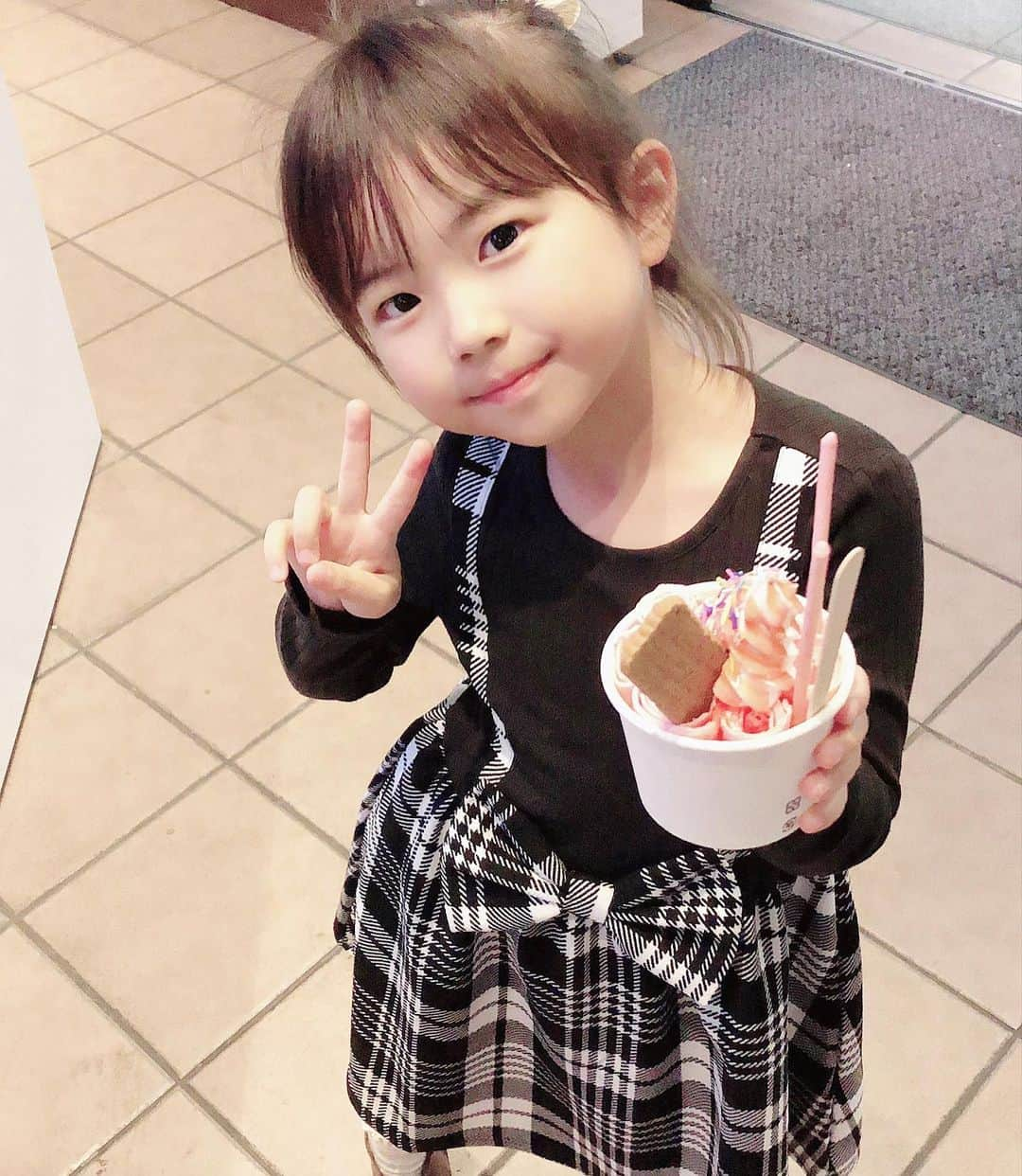 mariomi324のインスタグラム：「アイドルをひたすら歌ってる人👧🏻 可愛いよねー本当我が家のアイドル！世界一可愛い😊🫶💕 #ロールアイス とか食べるものも可愛いからね😂 ⭐︎ 海に浮かぶカフェも良かったよー！ ロケーションが素敵✨✨ 夜はもっと素敵なはず😙 ⭐︎ 牡蠣のアヒージョと牡蠣のパスタ、幸せすぎた🥰 ✳︎ ✳︎ ✳︎ ✳︎ #みなとみらい #みなとみらいグルメ #みなとみらいカフェ #横浜カフェ #横浜グルメ  #lunchtime #カフェ巡り #カフェ部 #カフェ活 #カフェスタグラム  #テラス席があるお店  #カフェごはん #カフェランチ #onthetable #cafestagram」