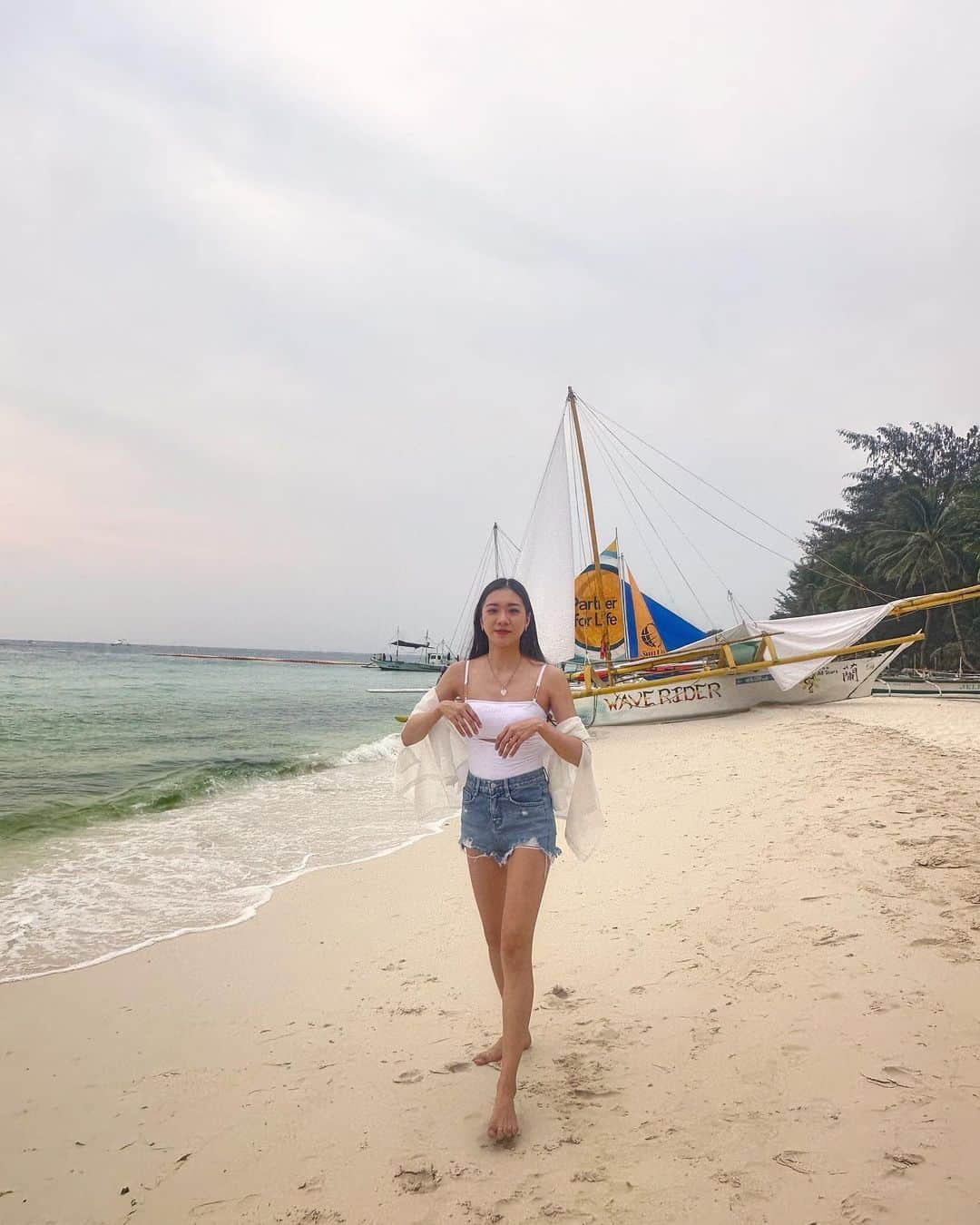 ティナ さんのインスタグラム写真 - (ティナ Instagram)「A very late Boracay vlog is finally up🫰🏻Missing all the fruit I ate & good food 🤍 My mom wasnt ready for the last photo! LOL」11月3日 9時22分 - soobeanie_