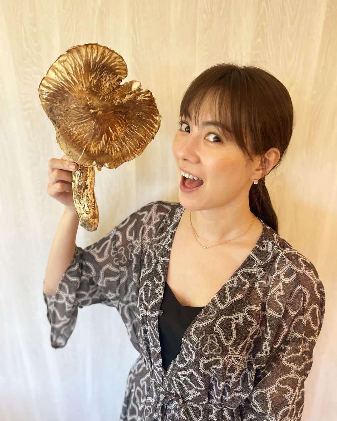 安座間美優さんのインスタグラム写真 - (安座間美優Instagram)「大きな大きな松茸いただいた🍄 小顔効果！ 　  今日から3連休ですね🍁 みなさんのご予定は？？  素敵な3連休をお過ごしください♡」11月3日 9時23分 - mew_azama