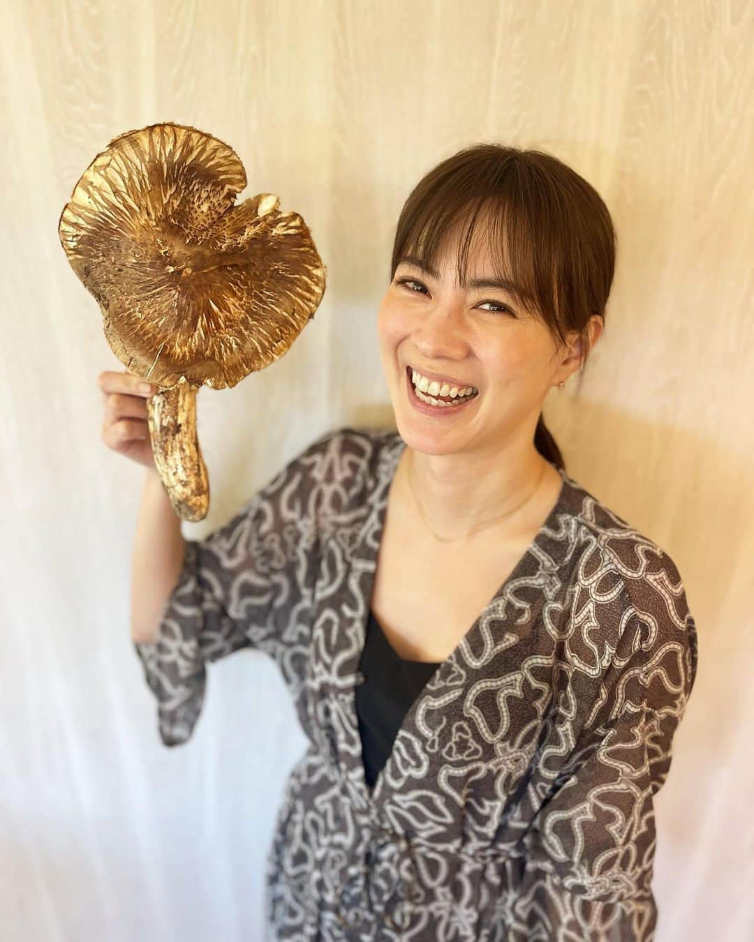 安座間美優さんのインスタグラム写真 - (安座間美優Instagram)「大きな大きな松茸いただいた🍄 小顔効果！ 　  今日から3連休ですね🍁 みなさんのご予定は？？  素敵な3連休をお過ごしください♡」11月3日 9時23分 - mew_azama