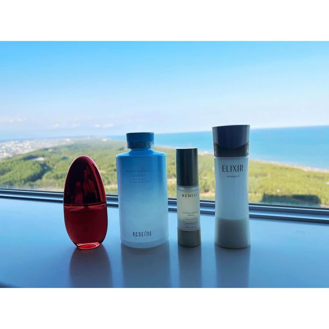 秋本祐希のインスタグラム：「旅にもいつものスキンケアたち☺︎ 嵩張るけど 笑 #スキンケア #skincare #SHISEIDO #remelu #レミル #アクセーヌ #ベネフィーク #エリクシール」