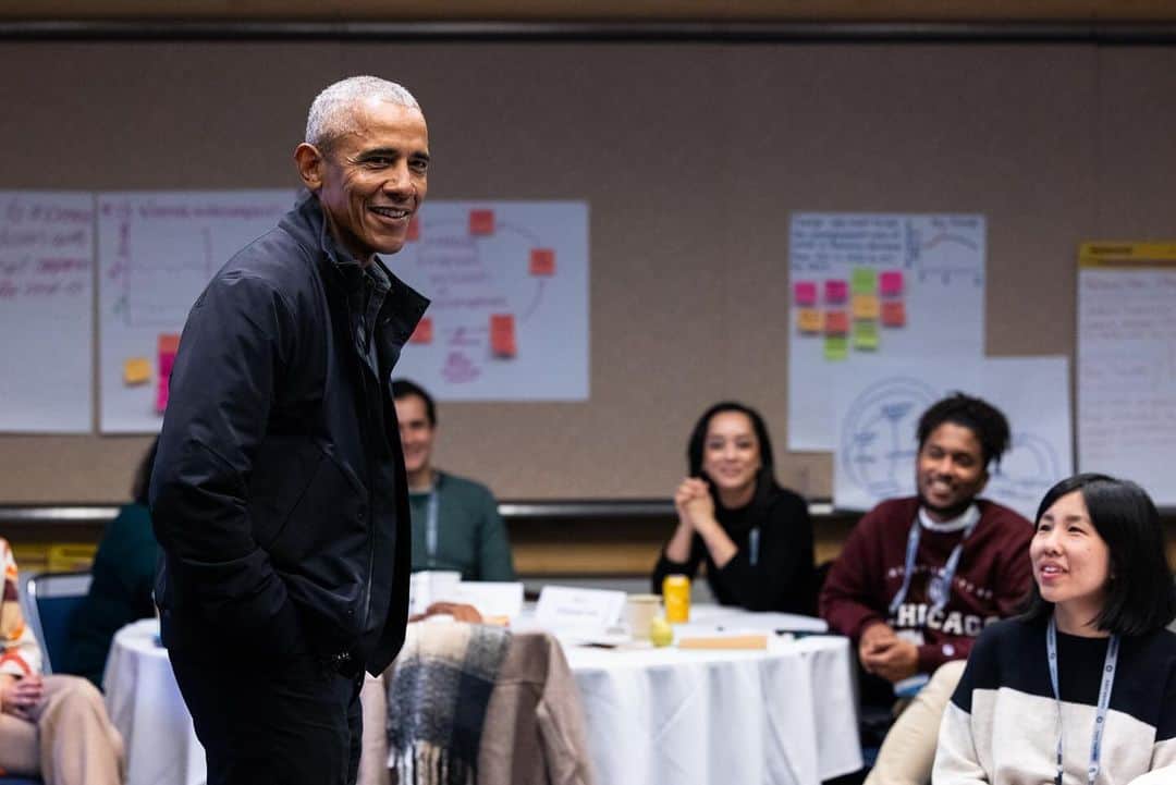 Barack Obamaさんのインスタグラム写真 - (Barack ObamaInstagram)「From our @ObamaFoundation Scholars to our Voyagers, the leaders I met this week inspired me. They’re organizing in their communities, finding solutions to important challenges, and using their voices to bring about change.」11月3日 9時28分 - barackobama