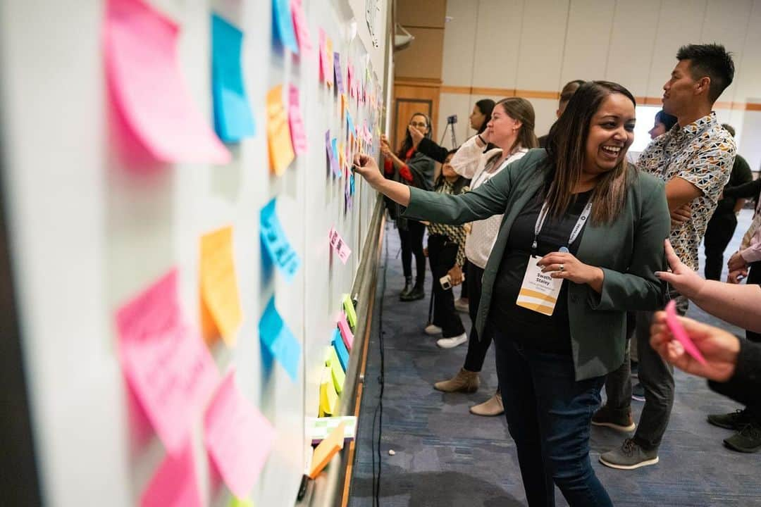 Barack Obamaさんのインスタグラム写真 - (Barack ObamaInstagram)「From our @ObamaFoundation Scholars to our Voyagers, the leaders I met this week inspired me. They’re organizing in their communities, finding solutions to important challenges, and using their voices to bring about change.」11月3日 9時28分 - barackobama