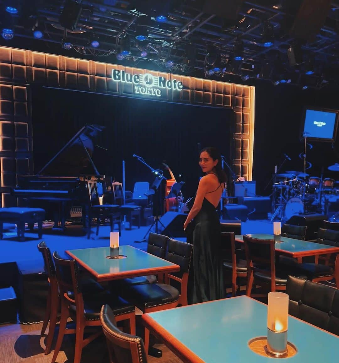 白澤貴子さんのインスタグラム写真 - (白澤貴子Instagram)「Beautiful music , amazing drink, nice dishes, and comfortable friend ... What elese do you need for the wonderful night?  私がここ数年こよなく愛する @claseazulofficial を片手に。  最後の動画は途中で付け替えた @cadan._____ のピアス。揺れるサマが可愛い。」11月3日 9時37分 - takakoshirasawa