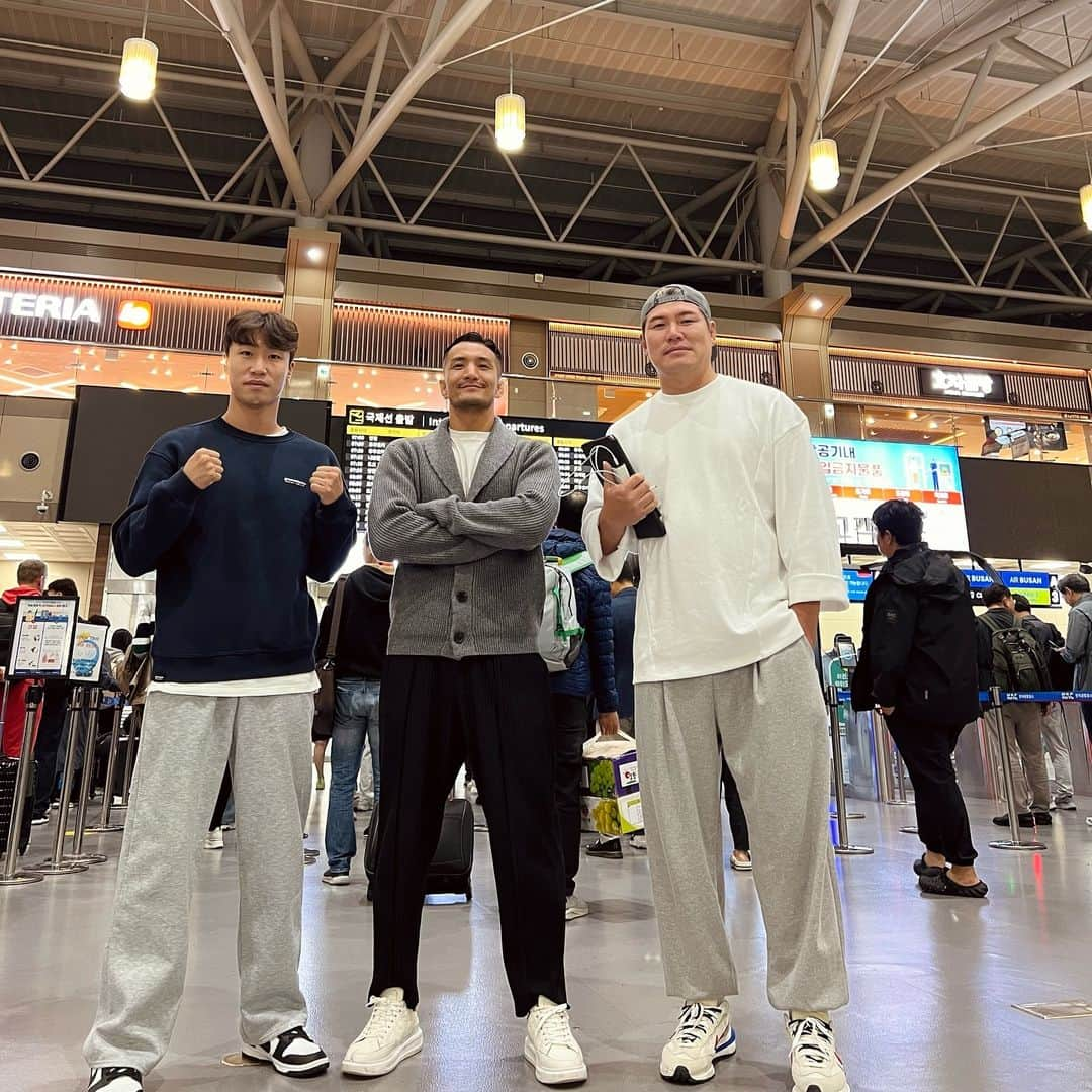 カン・ギョンホのインスタグラム：「뉴욕원정대 출발✈️ 후회없이 싸우고 오겠습니다. 11월12일 많은 응원 부탁드릴게요.👏  #팀매드 #ufc295 #식스밀 #볼란테 #샵어패럴#pdistyle #메디체크 #더시즌태닝」