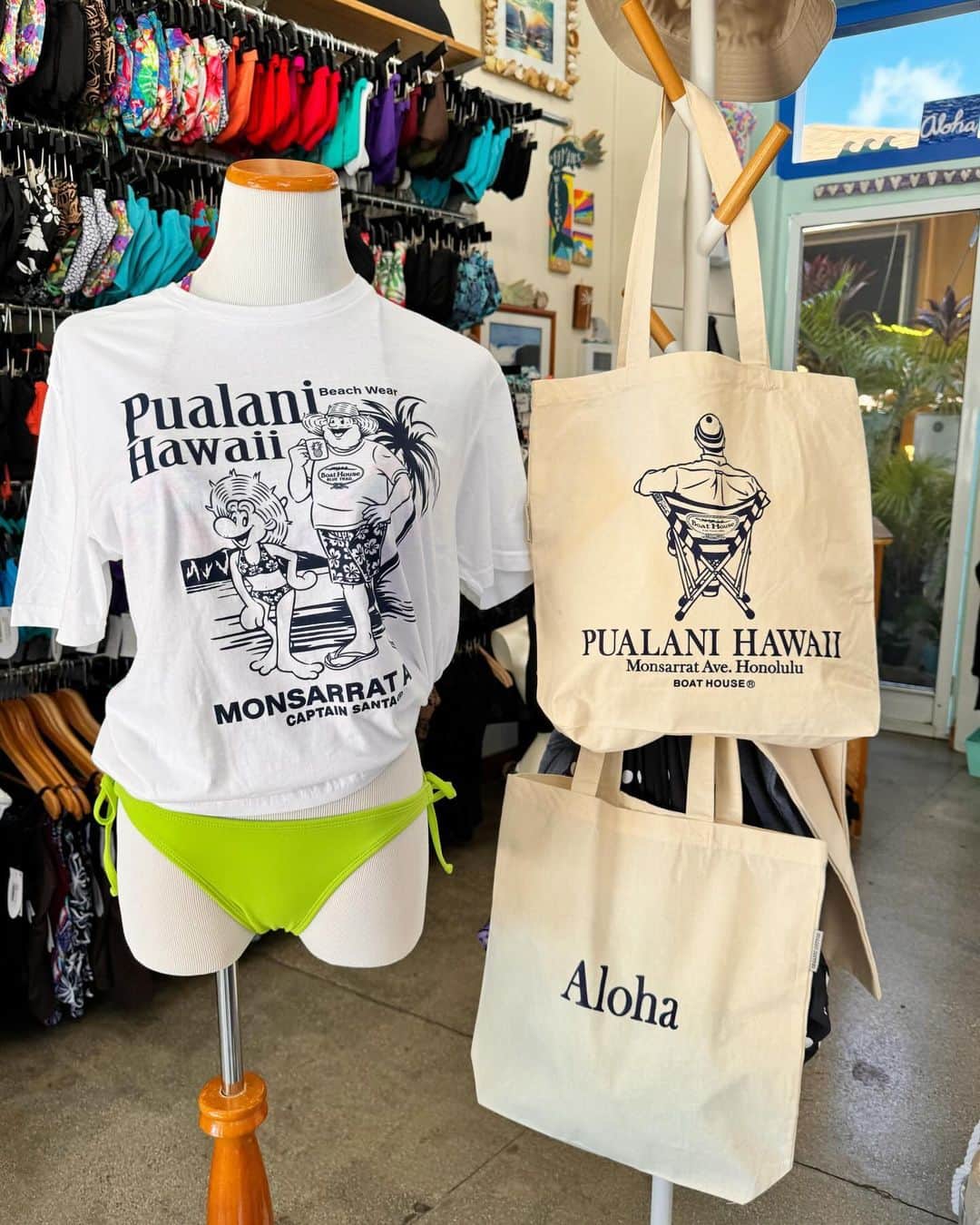 Pualani Hawaii Beachwearさんのインスタグラム写真 - (Pualani Hawaii BeachwearInstagram)「コラボアイテム【湘南帽トートバッグ $20】  『ボートハウス』『キャプテンサンタ』などで社会現象を巻き起こすファッション界のレジェンド、ジョイマーク・デザイン社と、ハワイのプアラニ・モンサラット店のコラボトートバッグです🌺  1980年代に大流行したボートハウスの湘南帽とハワイのアロハがミート&グリートしたら、こーんな可愛いバッグになりました🥰  素材はオーガニックコットン100％ 底にマチがあるタイプなので、結構入ります🫶🏼  #ハワイ限定 #hawaii #ハワイ #ハワイ旅行 #ハワイ土産 #ハワイ好きな人と繋がりたい #ハワイ購入品 #ハワイ好き #ハワイ暮らし #ハワイ情報 #ハワイお土産 #aloha #ハワイ旅 #ハワイ限定品 #ハワイショッピング#モンサラット#プアラニハワイ#モンサラットアベニュー#プアラニハワイビーチウェア#トートバッグ#ハワイトートバッグ」11月3日 9時30分 - pualani_monsarrat