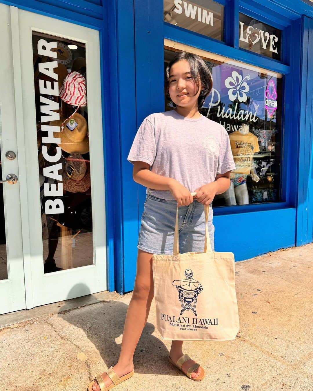 Pualani Hawaii Beachwearのインスタグラム：「コラボアイテム【湘南帽トートバッグ $20】  『ボートハウス』『キャプテンサンタ』などで社会現象を巻き起こすファッション界のレジェンド、ジョイマーク・デザイン社と、ハワイのプアラニ・モンサラット店のコラボトートバッグです🌺  1980年代に大流行したボートハウスの湘南帽とハワイのアロハがミート&グリートしたら、こーんな可愛いバッグになりました🥰  素材はオーガニックコットン100％ 底にマチがあるタイプなので、結構入ります🫶🏼  #ハワイ限定 #hawaii #ハワイ #ハワイ旅行 #ハワイ土産 #ハワイ好きな人と繋がりたい #ハワイ購入品 #ハワイ好き #ハワイ暮らし #ハワイ情報 #ハワイお土産 #aloha #ハワイ旅 #ハワイ限定品 #ハワイショッピング#モンサラット#プアラニハワイ#モンサラットアベニュー#プアラニハワイビーチウェア#トートバッグ#ハワイトートバッグ」