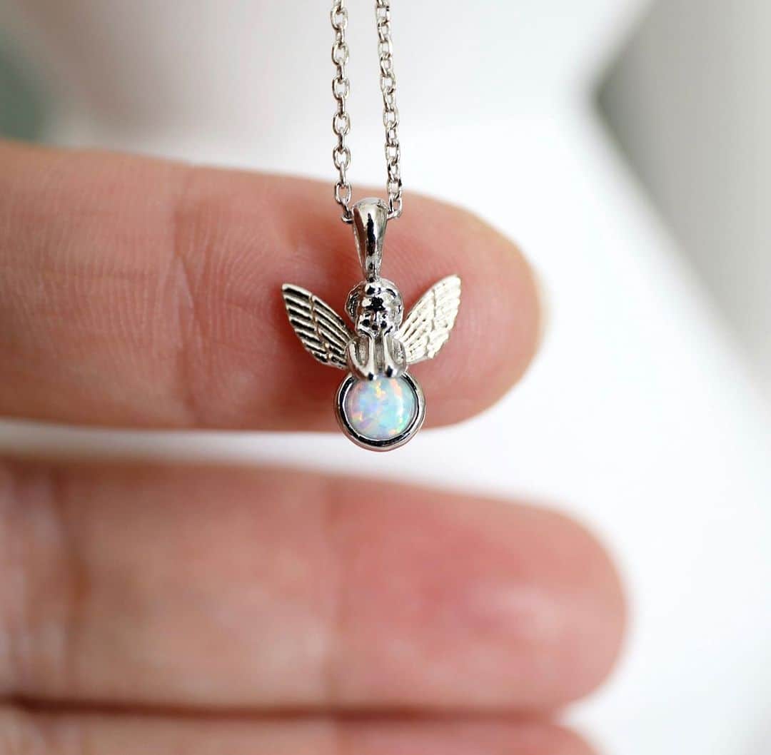 のインスタグラム：「Baby Angel 👼 Opal Necklce #new Shop now: www.meekind.com #angel #babyangelnecklace #angelnecklace」