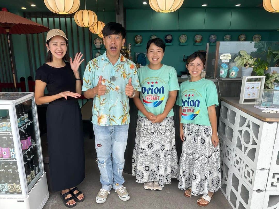 のインスタグラム：「あっという間に11月！ 10月はMK CAFEをスタートさせ、 12年が経った月でした。 そんな12年の中で10月が今までで1番の売上を 達成しました！！ @mkcafe_okinawa   来て頂いた皆様、オンラインでご注文して下さった皆様、 ありがとうございました！！！  飲食業界で生き残るのは難しく、 特にカフェ業態は単価も低く、 開店してから1年以内の廃業率は30％、 10年以内の廃業率は90％といわれ、廃業率の高い業界。  12年のうち、殆どはこのままやってても 厳しいんじゃないか。と思うことの方が多かったのが現実。  コロナもあり、今年になってようやく、 兆しが見え始めた中で今年の8月には、 台風の直撃で、営業は1週間ストップし、 その間の売上はゼロ。 3日間の停電で、何百食分の食材はほぼ全部ダメになり、 色々と飛ばされたり壊れたりで、 修繕費用も大きくかかったりと、 良くなるかと思いきや、壁が来て。 の繰り返しの12年。  そんな中での、過去最高売上は、 私たちにとっては本当に嬉しいのです。  そして、10月は、 ガレッジセールのゴリさん、 南海キャンディーズのしずちゃん、 元H2Oの中沢けんじさんも来てくださったり、 新たな出会いがありました！  どんなにお店が厳しくても、 コロナ禍で先が見えなくなっても、オーナーが耐え、 東京のお店から沖縄へ移転させるという 大きな決断がなかったら、 その喜びも皆で味わえない喜びなのです！  一緒に働く仲間を大事にしよう！ お客様に最高に喜んで頂こう！  という12年ずっとオーナーが言い続けている言葉を胸に、今年2ヶ月も走り切ります☺️  #沖縄#ウミカジテラス#瀬長島#mkcafe#鯖バーガー#サーターアンダギー#沖縄カフェ#沖縄グルメ#沖縄ハンバーガー#沖縄南部#沖縄南部カフェ#那覇空港近くグルメ#沖縄旅行#沖縄移住#沖縄移住生活#okinawa#okinawajapan#umikajiterrace#okinawatrip#okinawacafe」