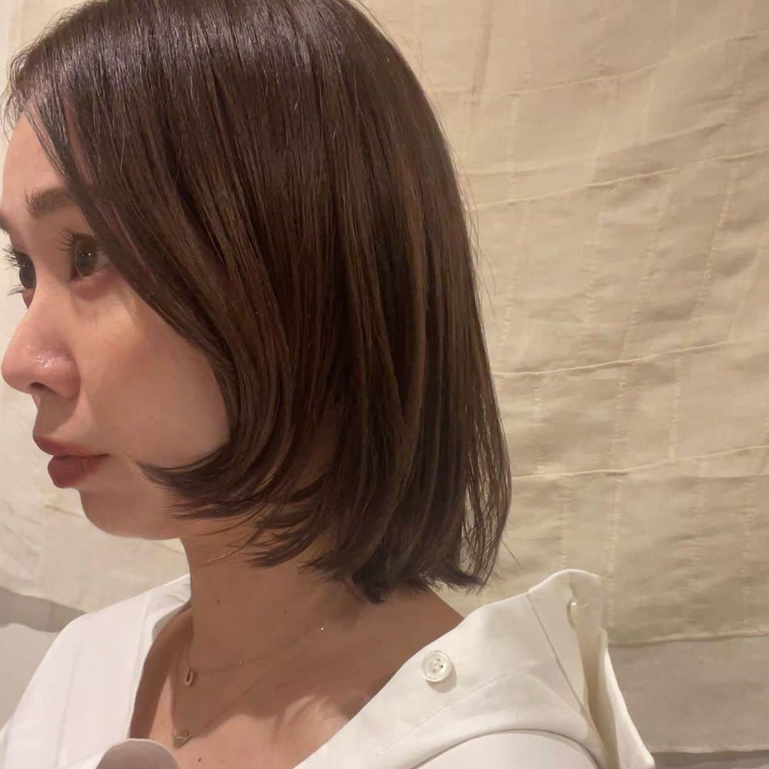 Love_Lifeさんのインスタグラム写真 - (Love_LifeInstagram)「切る？切らないのアンケートに参加して下さった皆様ありがとうございました🤗  昨日beforeをupした時点でもすごかったけど、朝起きてDMチェックしたら今までに無いくらいの膨大なリアクションとメッセージありがとうございました😭 今全て返信し終わりました！  投稿にも残してほしいと言って頂いたので違うパターンも一緒に  今回も @nanuk_takahashi.buri さんお任せでお願いしました💇‍♀️  切る方向に気持ちは固まっていたけどまだ悩んでて、似合わないですかねー？に対して、高橋さんがかわいいと思うよって言って下さって切る事にしました🫶  スタイリング次第で色んな表情を見せてくれるようにカットして下さり、カラーも見る場所によって変わるんだけど、どこで見ても綺麗な色  前上がりボブは人生初で新鮮  ヤンキーギャルが大人になりました☺️  きっとまたすぐ結んじゃうだろうけど、 良い気分転換になったのでまた日々を楽しめそうです🌿  ありがとうございました🥳  #イメチェン #ヘアスタイル #ボブヘア  #ヘアカラー  #nanukhair」11月3日 9時46分 - _by_ami