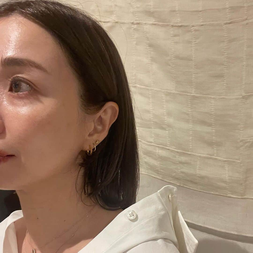 Love_Lifeさんのインスタグラム写真 - (Love_LifeInstagram)「切る？切らないのアンケートに参加して下さった皆様ありがとうございました🤗  昨日beforeをupした時点でもすごかったけど、朝起きてDMチェックしたら今までに無いくらいの膨大なリアクションとメッセージありがとうございました😭 今全て返信し終わりました！  投稿にも残してほしいと言って頂いたので違うパターンも一緒に  今回も @nanuk_takahashi.buri さんお任せでお願いしました💇‍♀️  切る方向に気持ちは固まっていたけどまだ悩んでて、似合わないですかねー？に対して、高橋さんがかわいいと思うよって言って下さって切る事にしました🫶  スタイリング次第で色んな表情を見せてくれるようにカットして下さり、カラーも見る場所によって変わるんだけど、どこで見ても綺麗な色  前上がりボブは人生初で新鮮  ヤンキーギャルが大人になりました☺️  きっとまたすぐ結んじゃうだろうけど、 良い気分転換になったのでまた日々を楽しめそうです🌿  ありがとうございました🥳  #イメチェン #ヘアスタイル #ボブヘア  #ヘアカラー  #nanukhair」11月3日 9時46分 - _by_ami