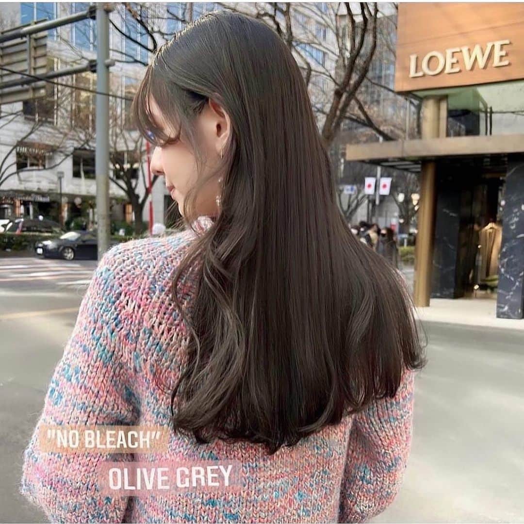 古賀美紀のインスタグラム：「【人気NO1！bleach無しでできる色素薄めカラー】 嫌な赤みを消してくれて透明感抜群な  「 #オリーブベージュ ❤︎」  現在の明るさより明るくしたい方、地毛からのカラーのお客様はダブルケアカラー  選択お願いします♡  ✨オススメメニュー✨ "人気No.1" ✔️プレミアムケアカラー　¥11400~ 毛髪強化剤♡髪の毛を補強し切れ毛・枝毛を98.6%防ぎます！ →髪の毛に凄く良いので、髪の毛を綺麗に持続させたい方オススメです！  "前処理剤オプションメニュー" 毛髪は、約80%のタンパク質（PPT）と 約5%の脂質（CMC）約12%の水分で構成されています。  前処理剤のPPTとCMCを＋する事で カラーの仕上がりとカラーの持続性をUPします♡！  ✔️CMC ¥1500 ブリーチ、ヘアカラーの薬剤を均一に浸透させる。 ダメージ補修と保湿をし髪表面をツヤやかに 指通りをよくする。 →髪の硬さ、パサつき、ゴワつきは cmcが失われてるのでオススメです♡！  ✔️PPT ¥1500 ダメージを補修し、ダメージで失った髪の タンパク質部分を補修し、弾力を与えてくれます。 ヘアカラーの再現性と持ちを高める。 →ダメージや色落ちが気になる方オススメ 【プレミアムケアカラーとの同時施術でさらに効果UP！】  ✔️CMC＋PPT ¥3000 更にクオリティを高めたい方オススメです♡  ※前処理を希望の方は、予約時にどの前処理をしたいか LINEしてください♡」