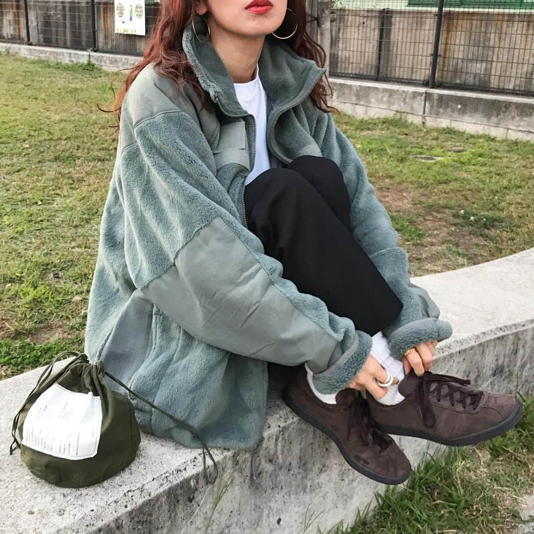 kumikaさんのインスタグラム写真 - (kumikaInstagram)「deadstockの米軍フリースに、 @shinzone_official のBARRACK PANTS💕  スニーカーは、adidastobacco gruen👟🍂  フリースは旦那さんので、Lサイズです♡ . . . . outer#used #ecwcs #level3 inner#uniqlou  bag#personaleffectsbag  shoes#adidas#adidastobacco  socks#auralee   . . . . #冬コーデ#フリース#米軍フリース#軍物#古着#古着コーデ#古着女子#シンゾーン#brown#uniqlo #ユニクロ#ユニクロコーデ#adidasshoes  #tbt#ootd#instafashion#outfit#ママコーデ」11月3日 9時45分 - kumika_iiio2