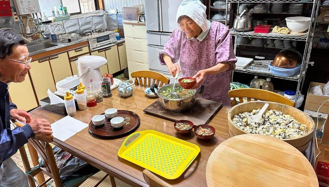 小谷あゆみさんのインスタグラム写真 - (小谷あゆみInstagram)「日本じゅうの農村を旅して感じるのは、日本人の半分は山岳民族なんじゃないかということだ。 平野部に人口が集中したのはせいぜい昭和からこっち100年ぐらいでそれまで人々は山あいの傾斜地でいかに食料を生み出すか知恵を絞り、技を編み出してきた。 それが今　#里山 #satoyama  としてSDGSと合わせて再評価されているのを見ると、やはり戻るべきところへ回帰していくのが持続可能ということだと思えてきます。 傾斜地どんだけ〜〜〜 と叫びたくなるつるぎ町貞光、その名も猿飼集落。 この日も猿が何十頭も集団で移動していた。 獣と同居するのはここでは今に始まったことではないのだ。 土地の歴史と自然と共生する知を合わせ持つ山の暮らしに学ぶことは多い。 米が取れないので、そばを粉にせず粒のまま雑炊にするそば米雑炊。煮干しの出汁が効いて山の野菜具沢山でそば米のつぶつぶ食感食べ応えあり、おいしいこと。 #にし阿波の傾斜地農耕システム  #世界農業遺産 #GIAHS #FAO #持続可能な農業システム #sdgs  #西岡田さん  #そば米雑炊」11月3日 9時49分 - vegeanaayu