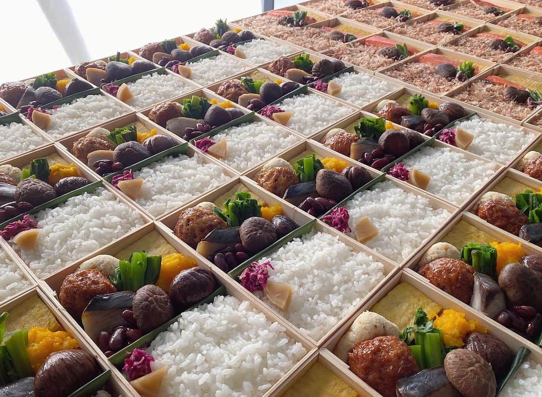 後藤しおりのインスタグラム：「写真は盛り付け中。土鍋ごはん弁当・七寸、ぼだっこ海苔弁当、ビーガンのお弁当。ビーガンのお弁当は秋野菜じゅうねん味噌、干し椎茸と小豆などの出汁を使ったお惣菜色々。今日も一日、お仕事がんばれますように。」