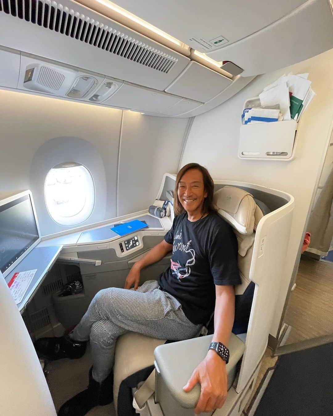 北紺守彦のインスタグラム：「ITA🇮🇹AIRWAYS ビジネスクラス✈️  🇺🇸LAX〜Roma 僕は東周りで🌍 日本🇯🇵からは西回りで✈️  みんなと🇮🇹ローマで会って  そしてPalermoまで シチリア島に行ってきます ワールドワイドだね❣️  映画🎥ゴッドファーザーⅢ のラストシーンで使われた  マッシモ劇場で行われる 🤵‍♂️セレブレーションに出席します  #イタリア  #roma  #シチリア島  #グランブルー」