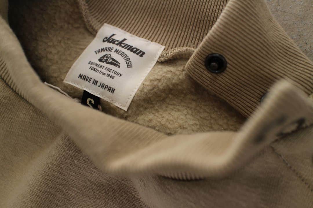 のインスタグラム：「▽ FW23 STRETCH SWEAT MIDNECK JM7377 95%COTTON 5%POLYURETHANE ￥24,200 Color:223  表糸と中糸に ポリウレタンをカバーリングした 綿糸を使用して ストレッチ性をもたせた 裏起毛スウエットミッドネックです  希少編み機のアズマ編み機を使用して ポリウレタンの縮む力を利用し あたかも度詰めしたかのような 特徴的な凝縮感を出しました  1920‐40年代に登場した 無骨なシルエットの Baseball防寒用練習着を参考に 1枚で着用できるように ゆったりした設計でデザインしました  ボリュームのある袖は 三角パーツ切り替えで生地の無駄を省き 太番リングスナップボタンで 肩部分のサイドが開閉可能ですので 着脱が容易です  寒い日でもアウターに頼らず 着用できる冬のスウエットです  Our raised back Sweat Midneck is made with cotton yarn coated with polyurethane on the front and middle yarn, giving it stretchability. Using a rare Azuma knitting machine, we utilized the shrinkage power of polyurethane to create a distinct condensed feel, giving it the impression of being densely packed. The design has a relaxed fit inspired by the rugged silhouette of baseball cold-weather training wear that emerged in the 1920s to 1940s, so it can be worn alone. The voluminous sleeves were designed with triangular parts to minimize fabric waste, and the shoulder side can be opened and closed with a thick ring snap button, making it easy to put on and take off. You can wear this winter sweatshirt without relying on outerwear even on cold days.」